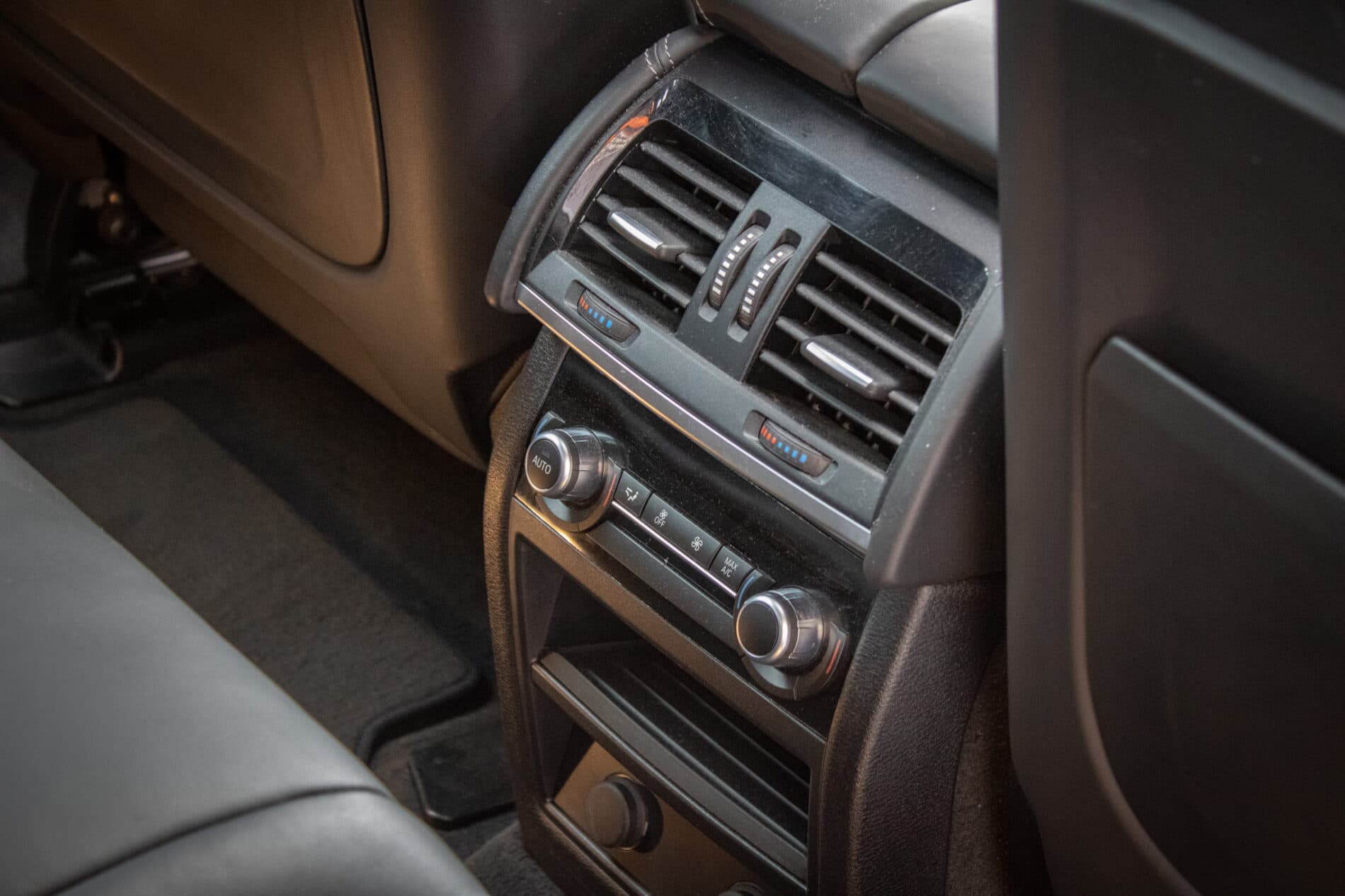 2016 BMW X6 M, bílá suv, 227 553 km