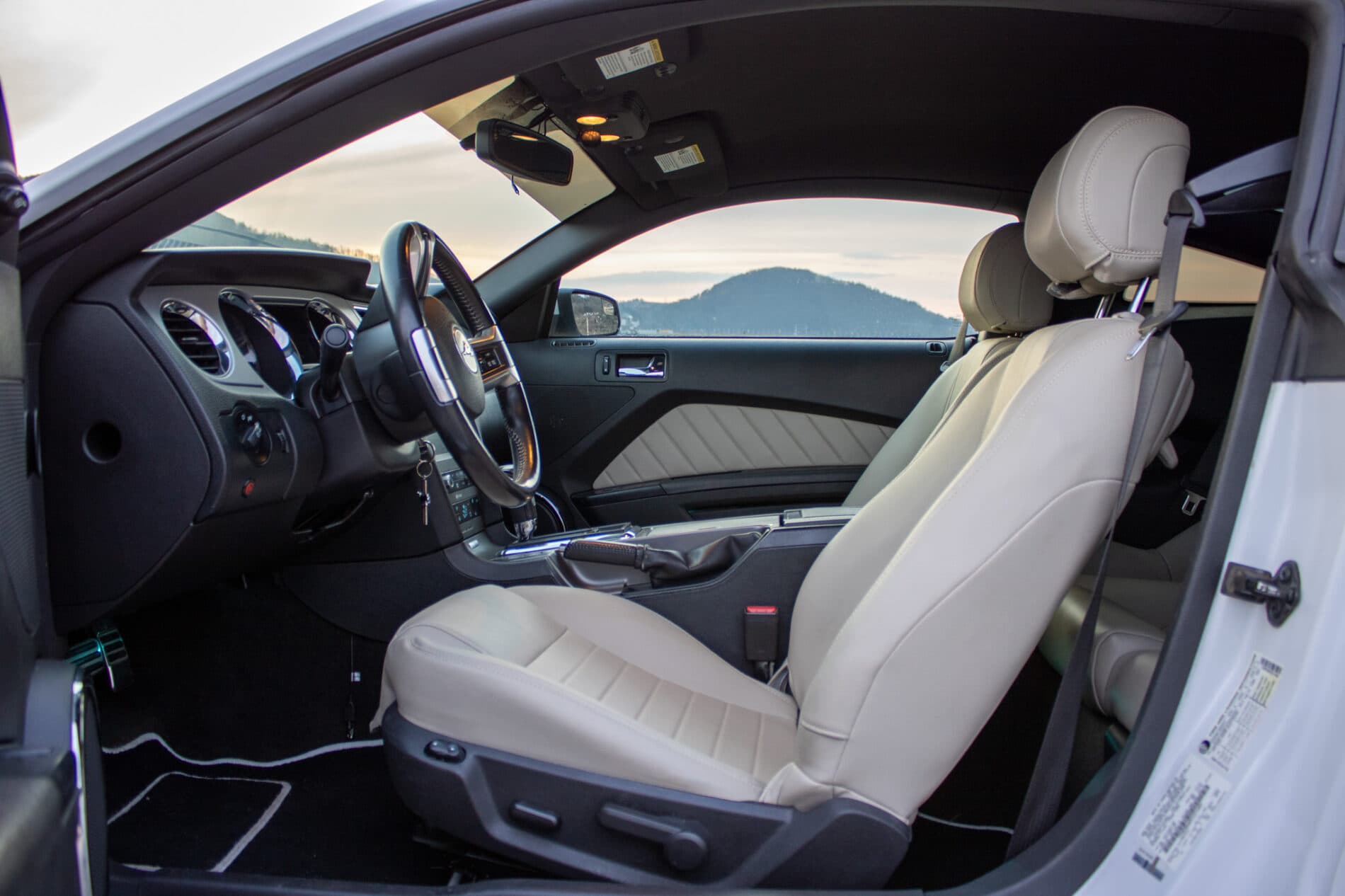 2014 Ford Mustang, bílá kupé, 145 899 km