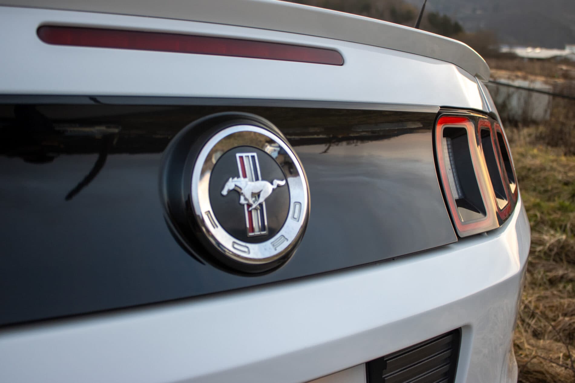 2014 Ford Mustang, bílá kupé, 145 899 km