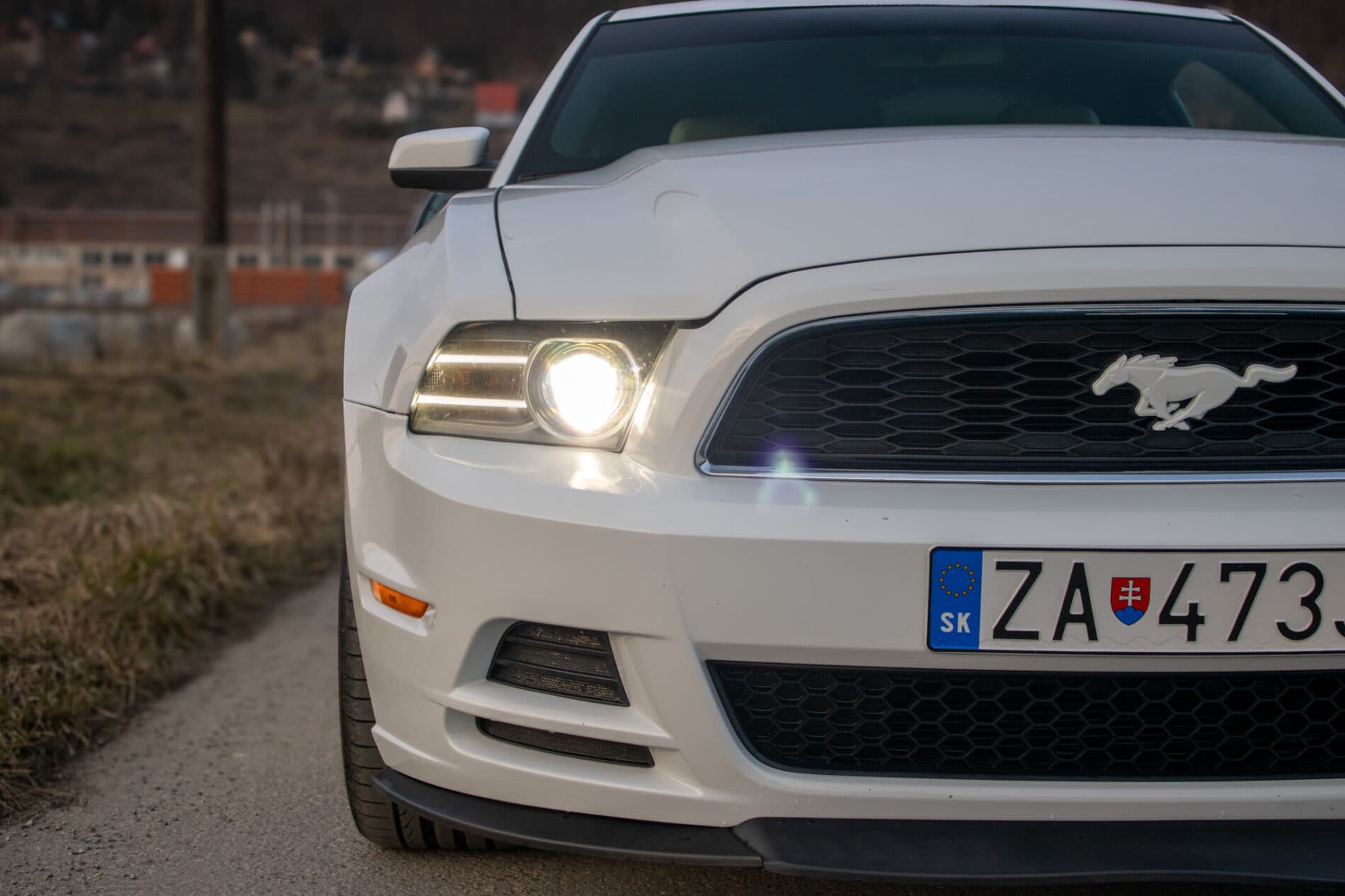2014 Ford Mustang, bílá kupé, 145 899 km