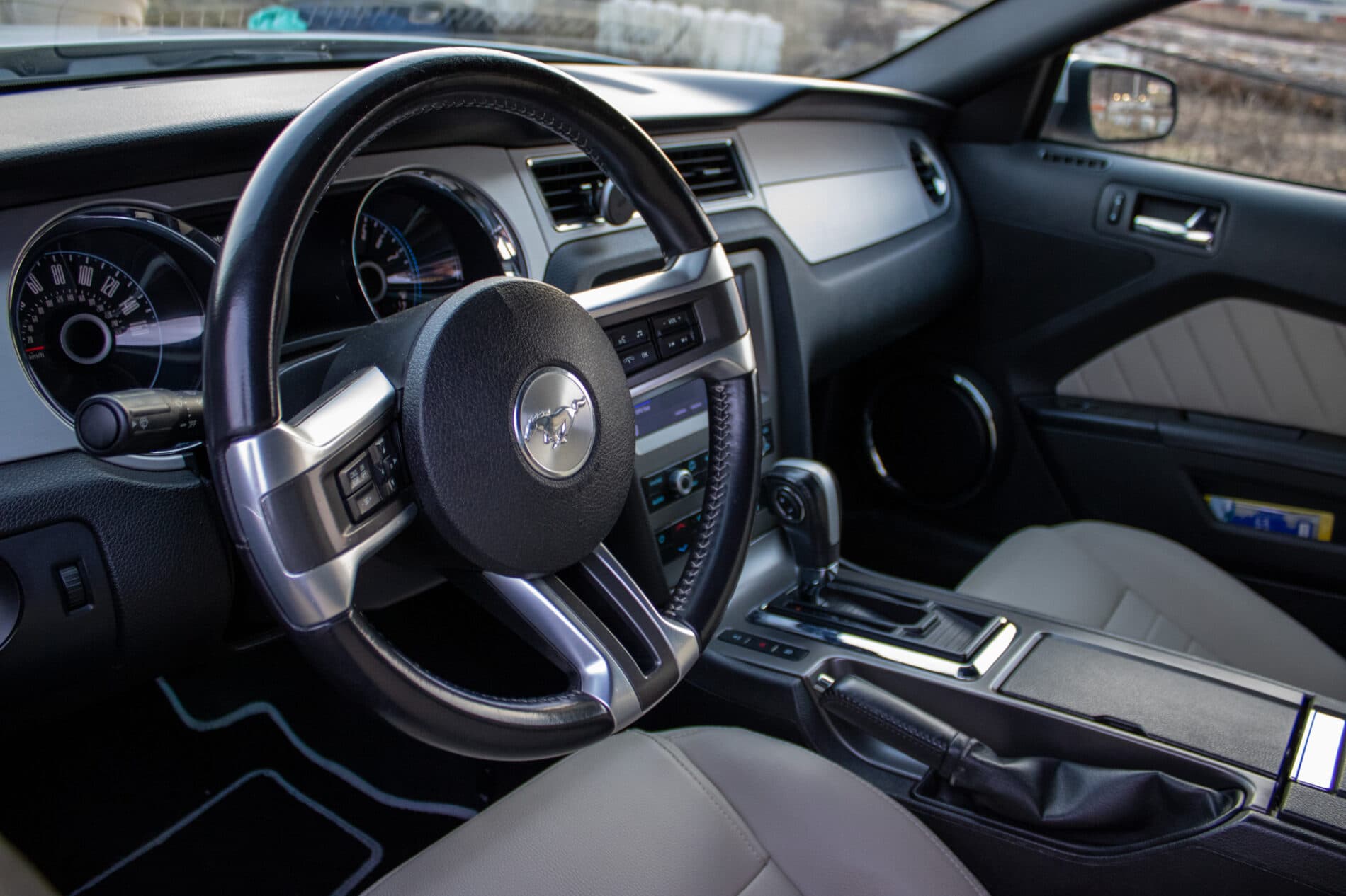 2014 Ford Mustang, bílá kupé, 145 899 km