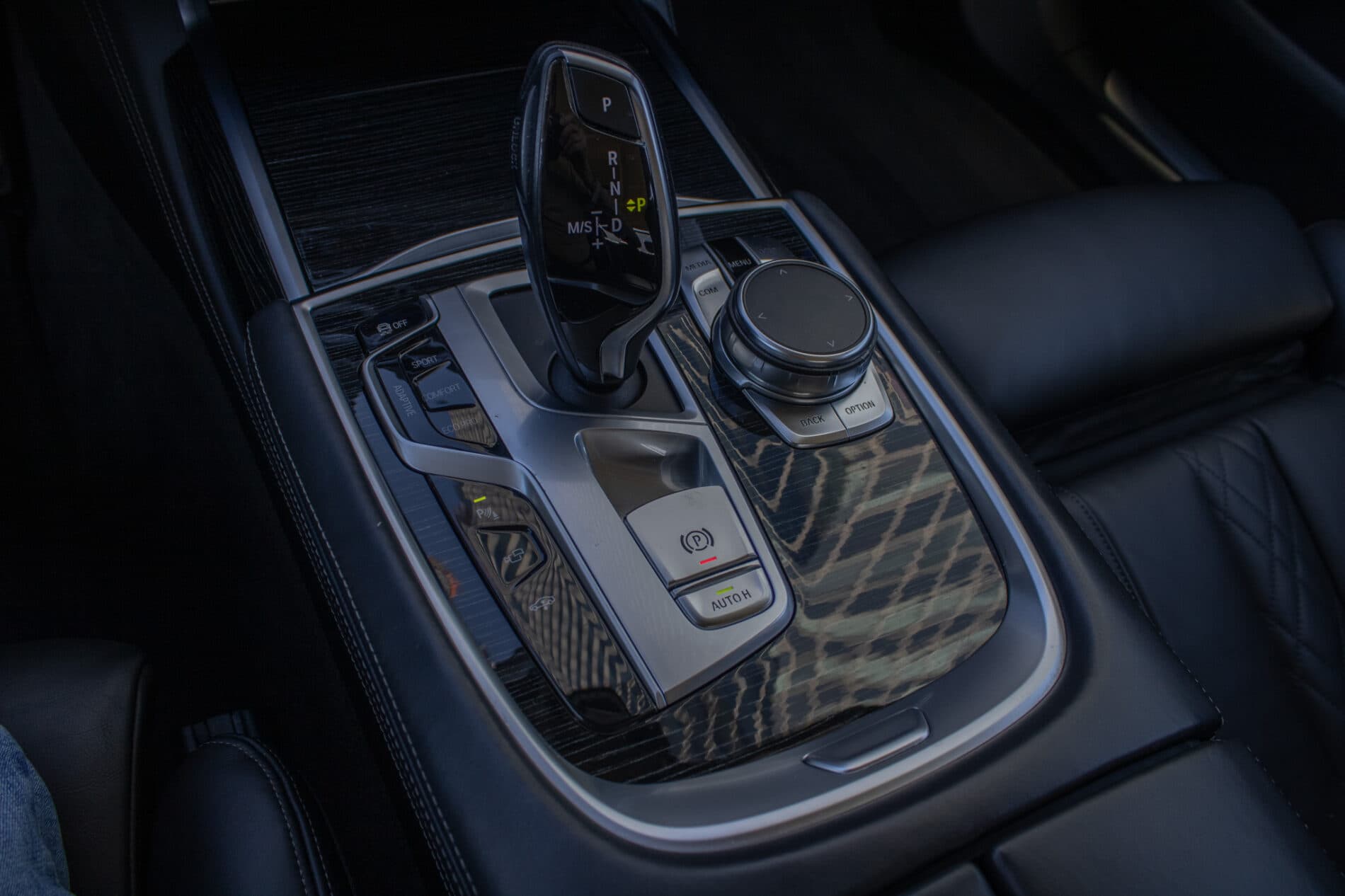 2016 BMW 740d, modrá sedan, 157 369 km