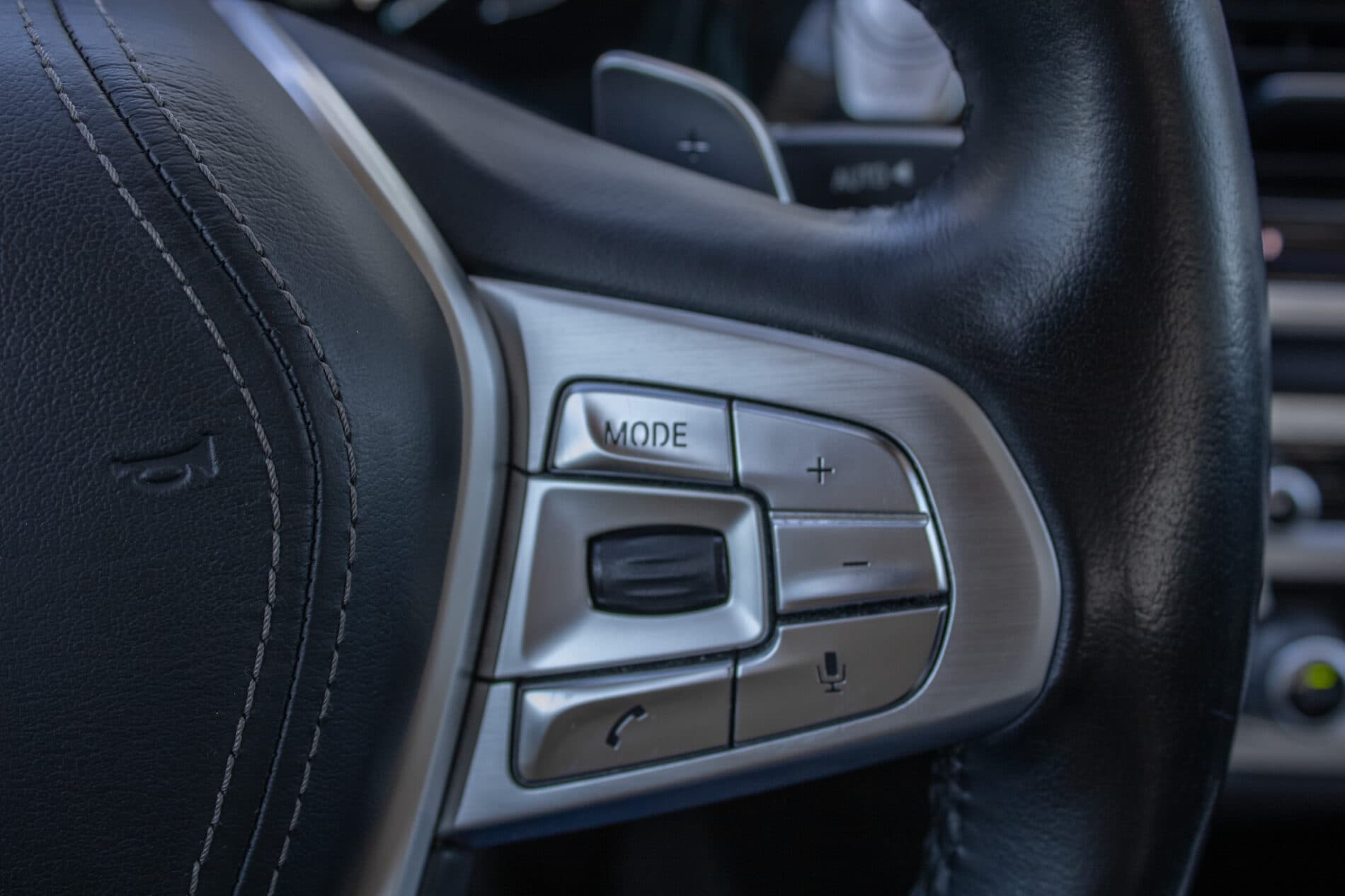 2016 BMW 740d, modrá sedan, 157 369 km