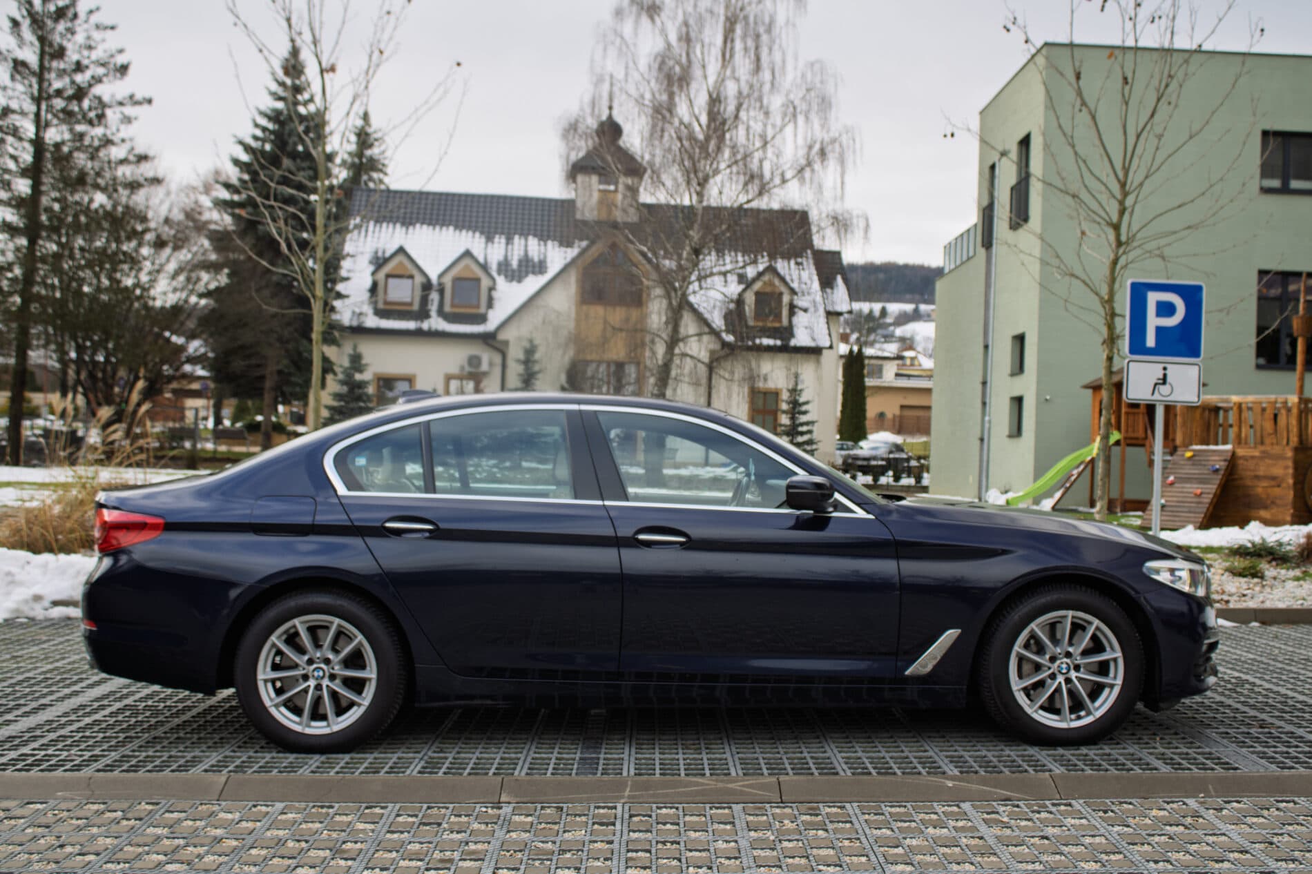 2017 BMW 530d, modrá sedan, 165 358 km