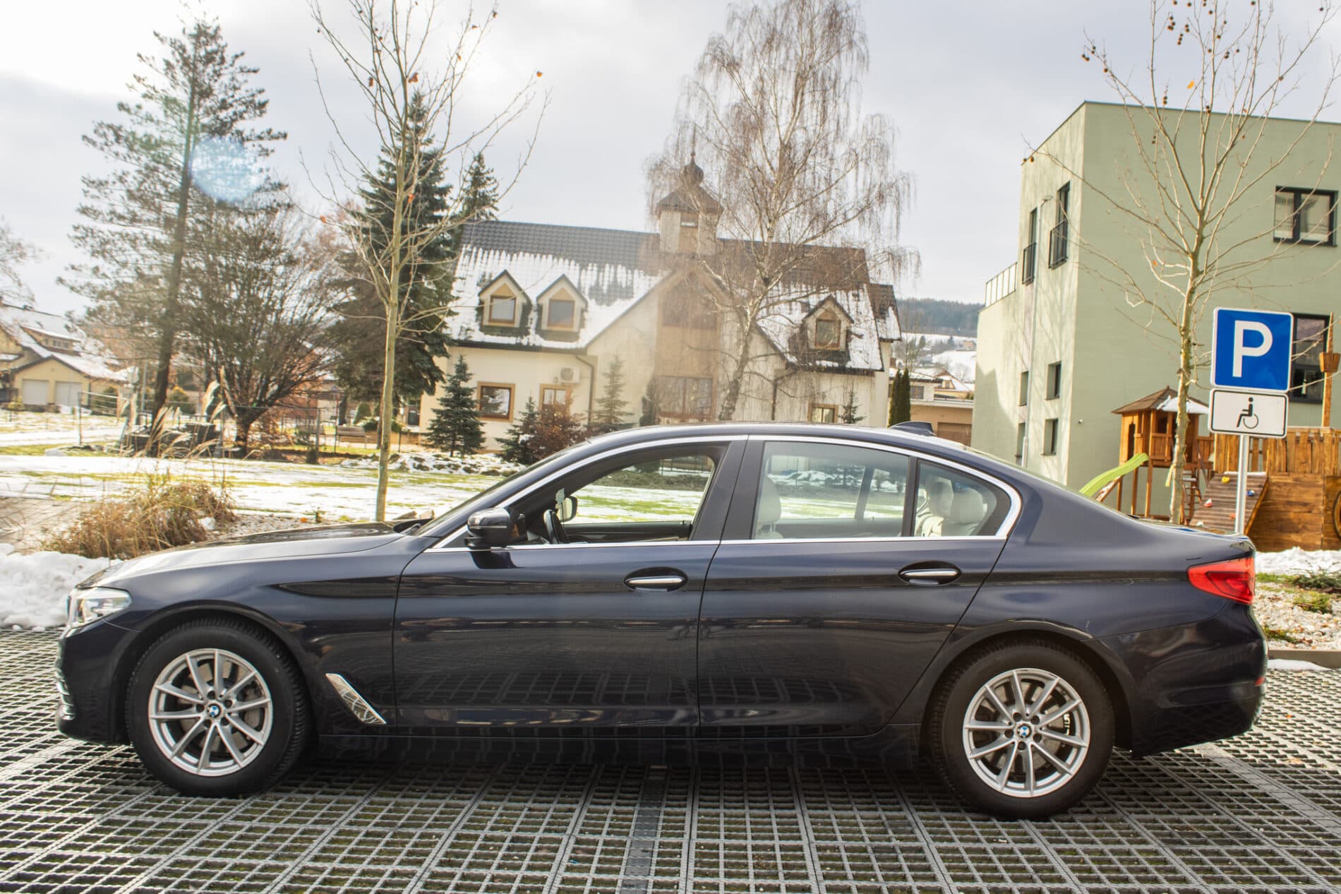 2017 BMW 530d, modrá sedan, 165 358 km