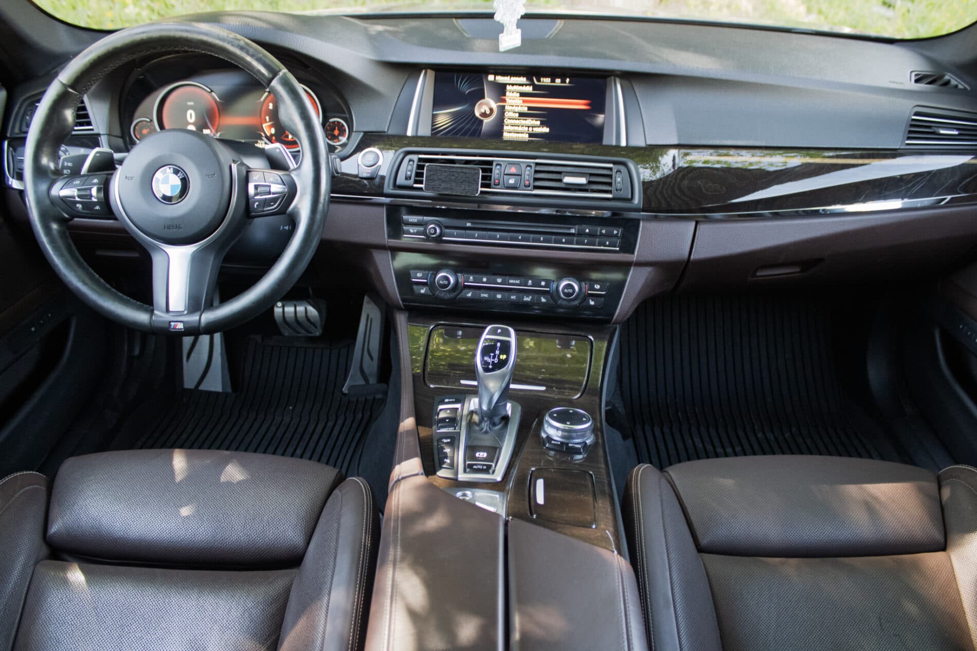 2016 BMW 535i, modrá sedan, 158 386 km