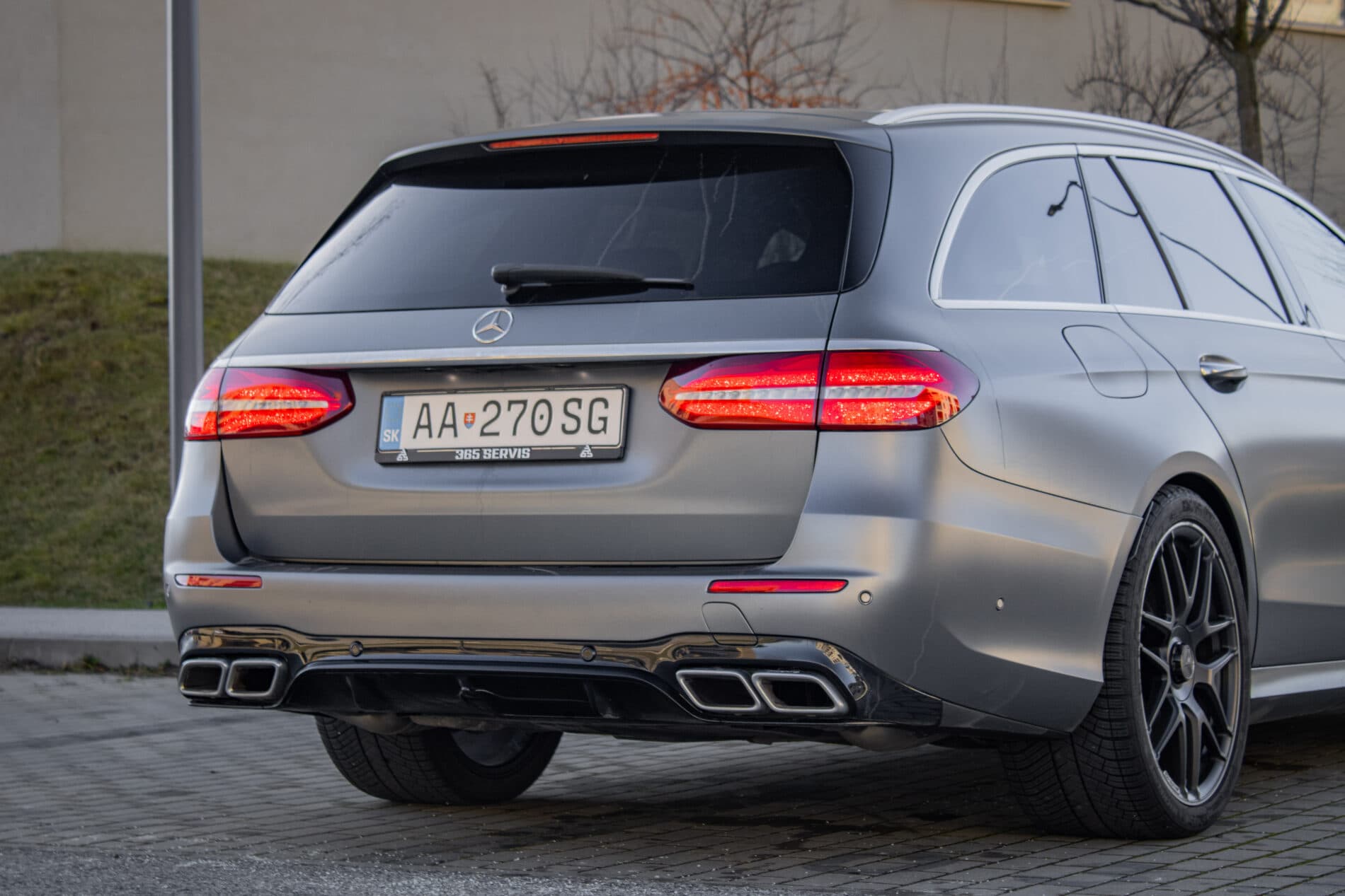 2019 Mercedes-Benz E 63 AMG, šedá kombi, 165 262 km