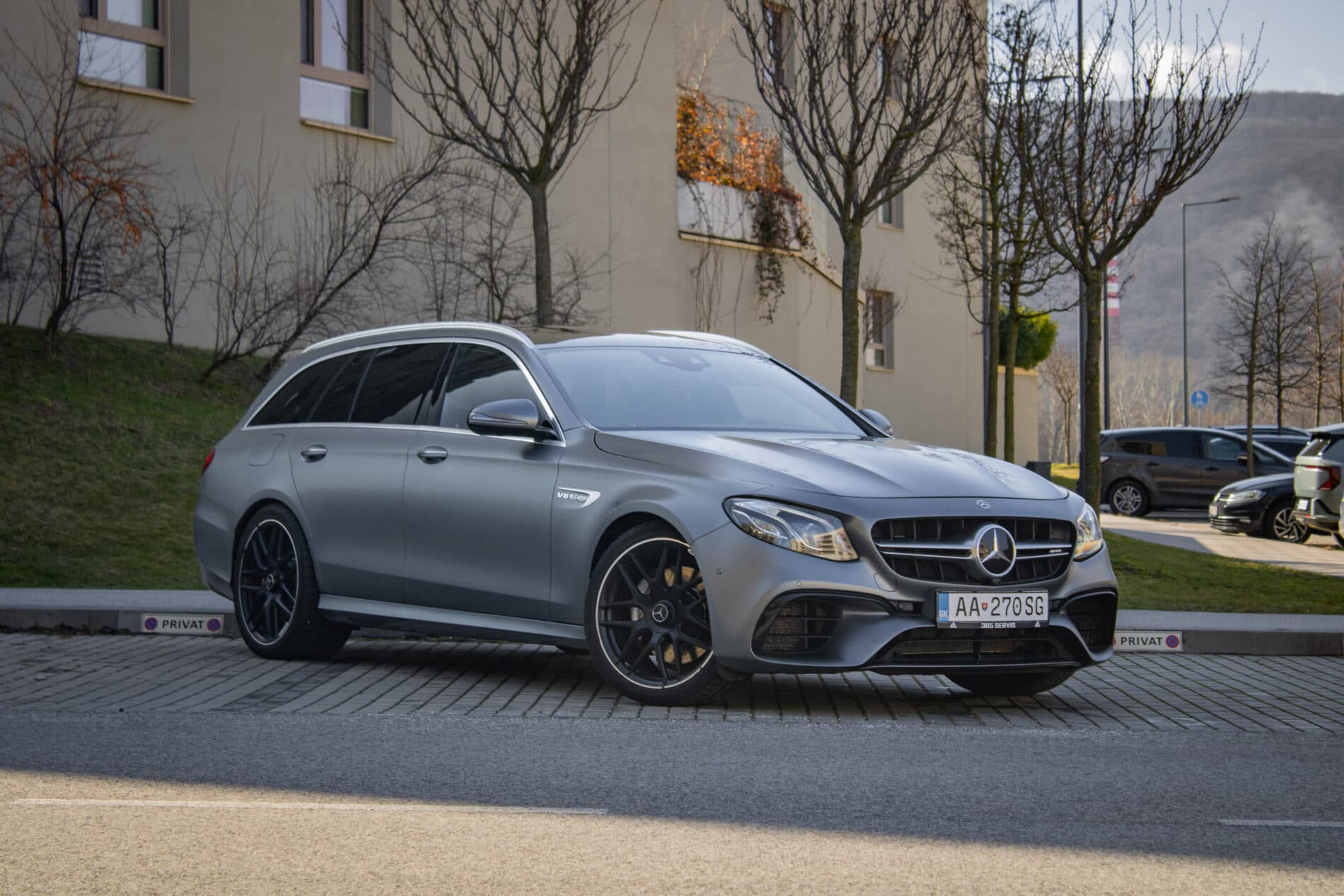 2019 Mercedes-Benz E 63 AMG, šedá kombi, 165 262 km