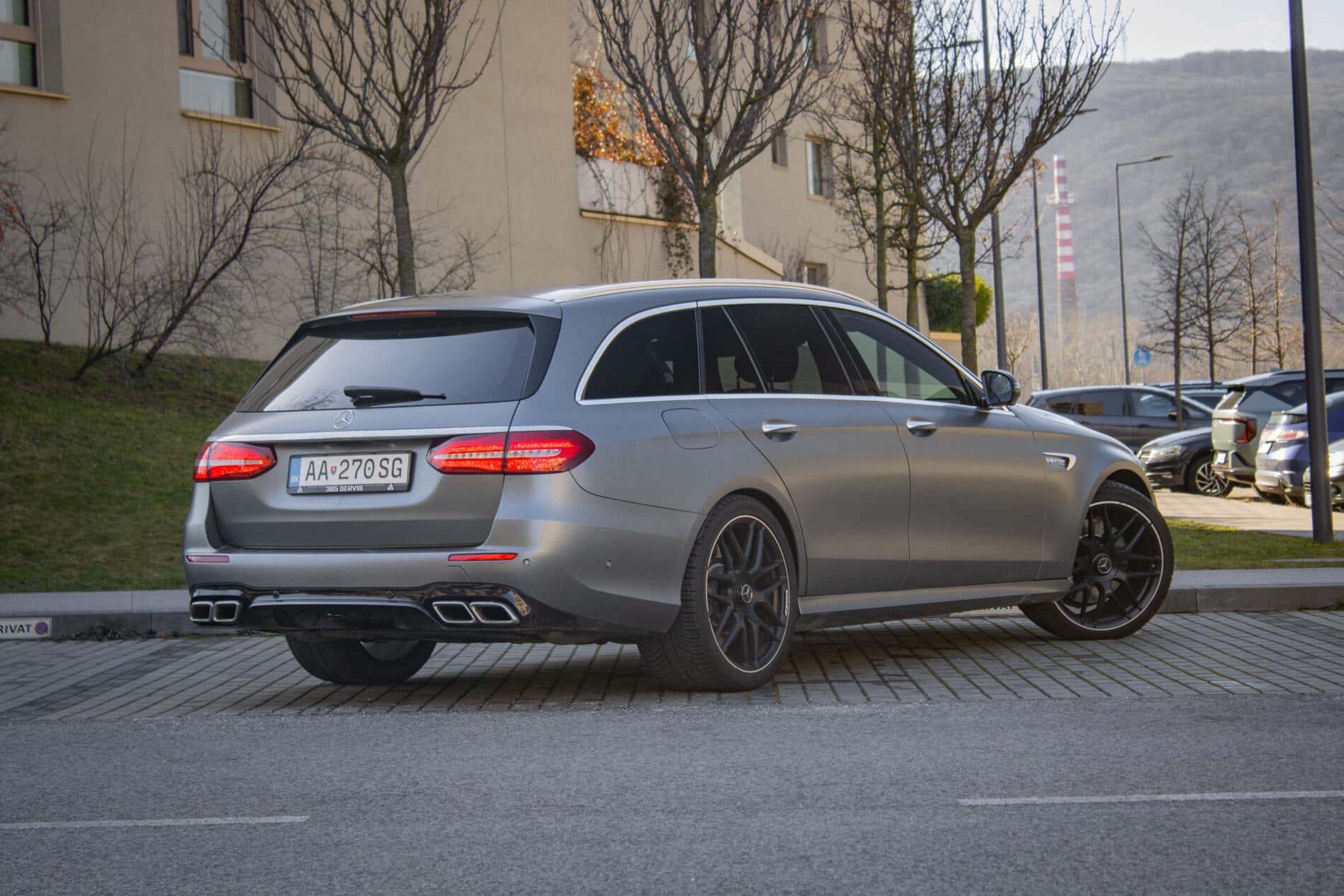 2019 Mercedes-Benz E 63 AMG, šedá kombi, 165 262 km