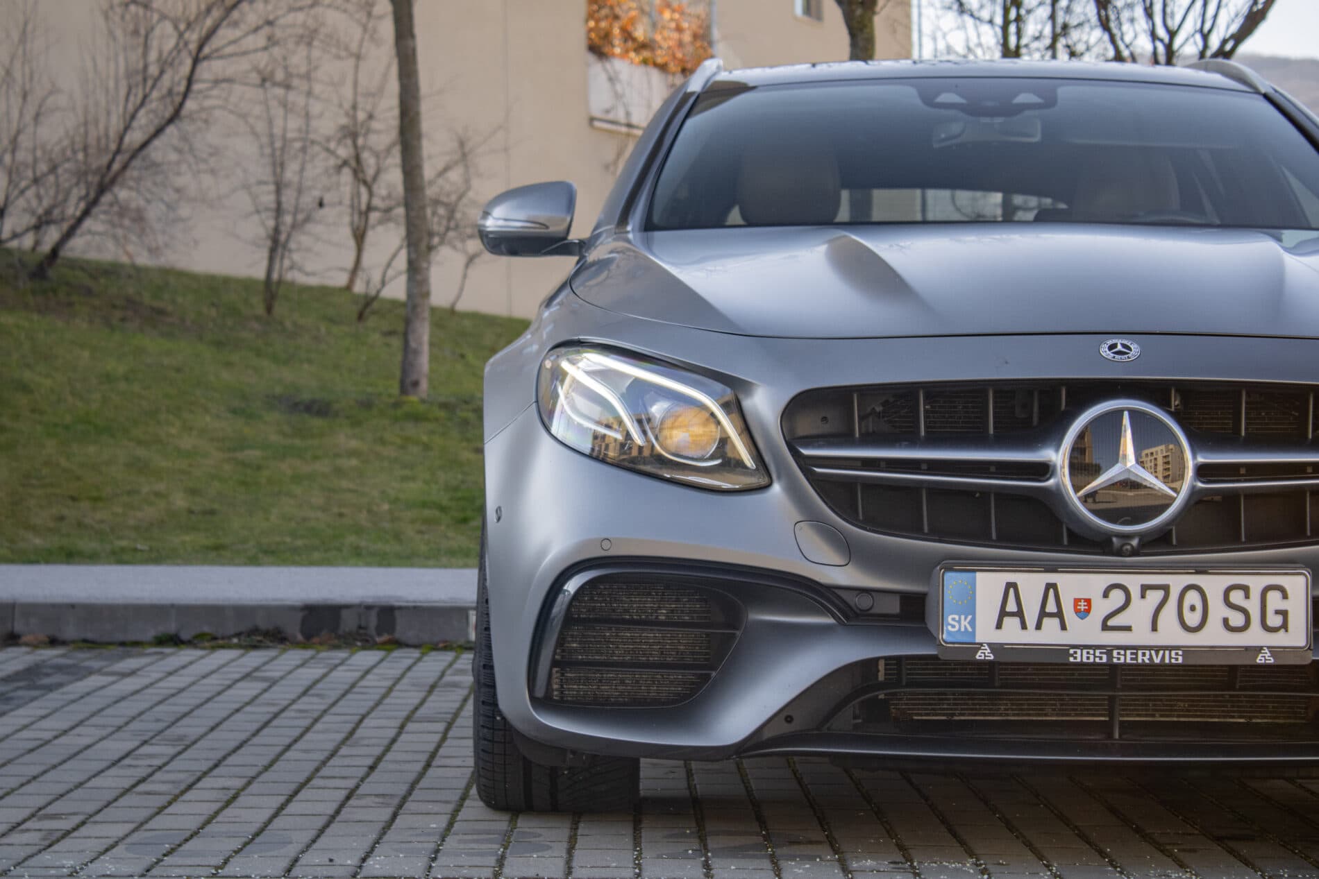 2019 Mercedes-Benz E 63 AMG, šedá kombi, 165 262 km