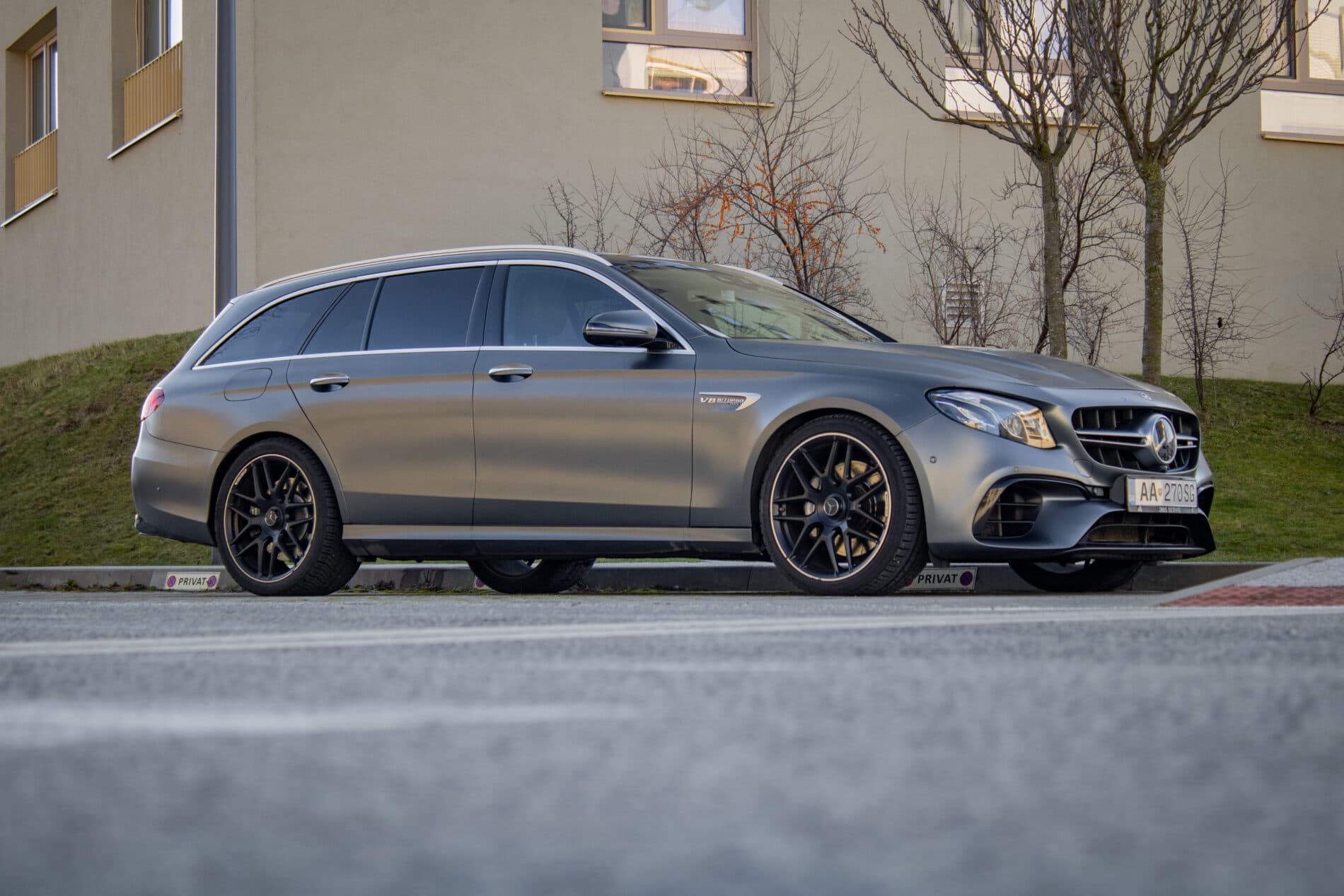 2019 Mercedes-Benz E 63 AMG, šedá kombi, 165 262 km