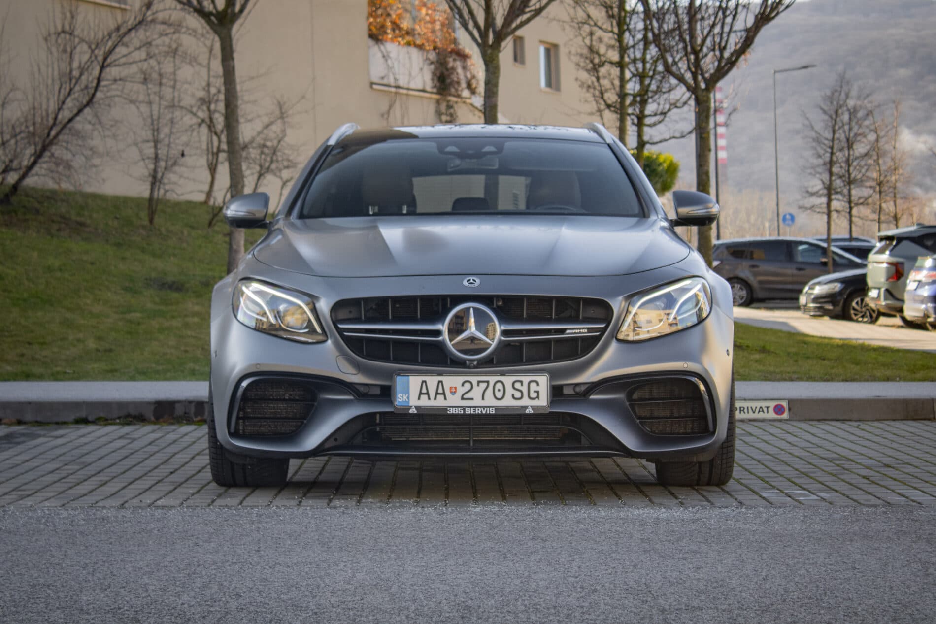 2019 Mercedes-Benz E 63 AMG, šedá kombi, 165 262 km