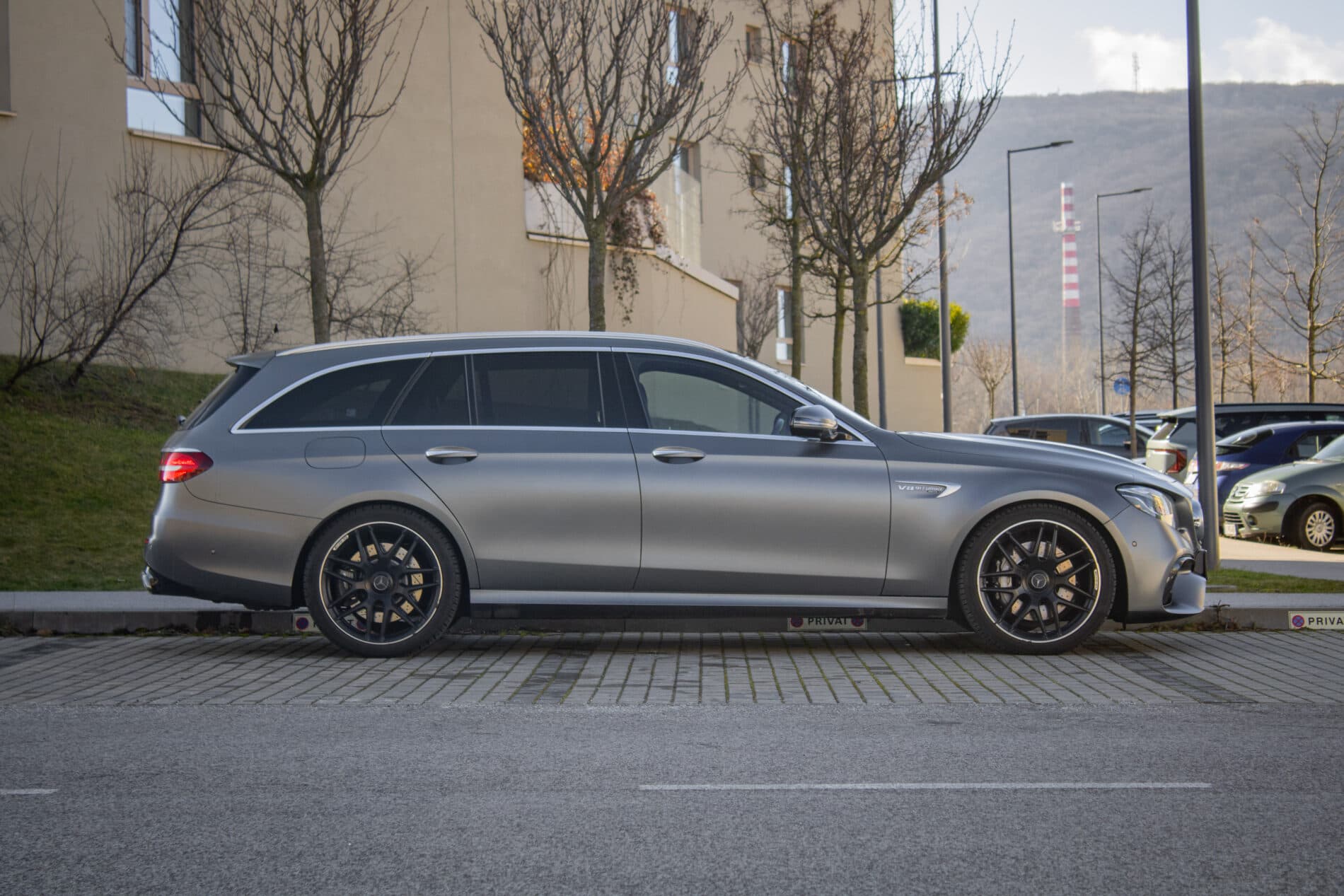 2019 Mercedes-Benz E 63 AMG, šedá kombi, 165 262 km