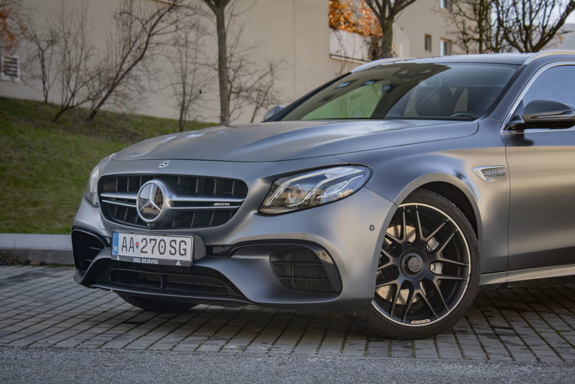 2019 Mercedes-Benz E 63 AMG, šedá kombi, 165 262 km
