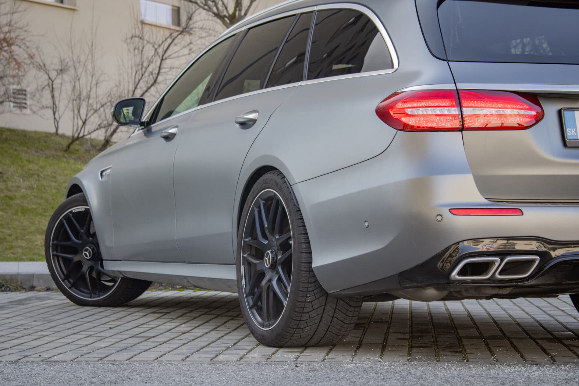 2019 Mercedes-Benz E 63 AMG, šedá kombi, 165 262 km