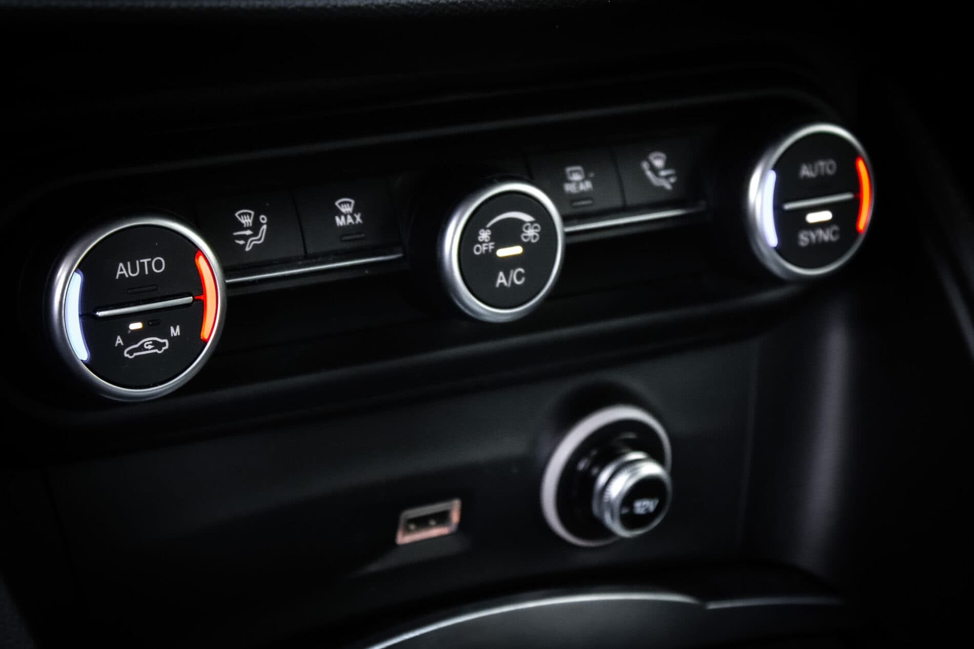 2021 Alfa Romeo Stelvio, stříbrná suv, 136 500 km