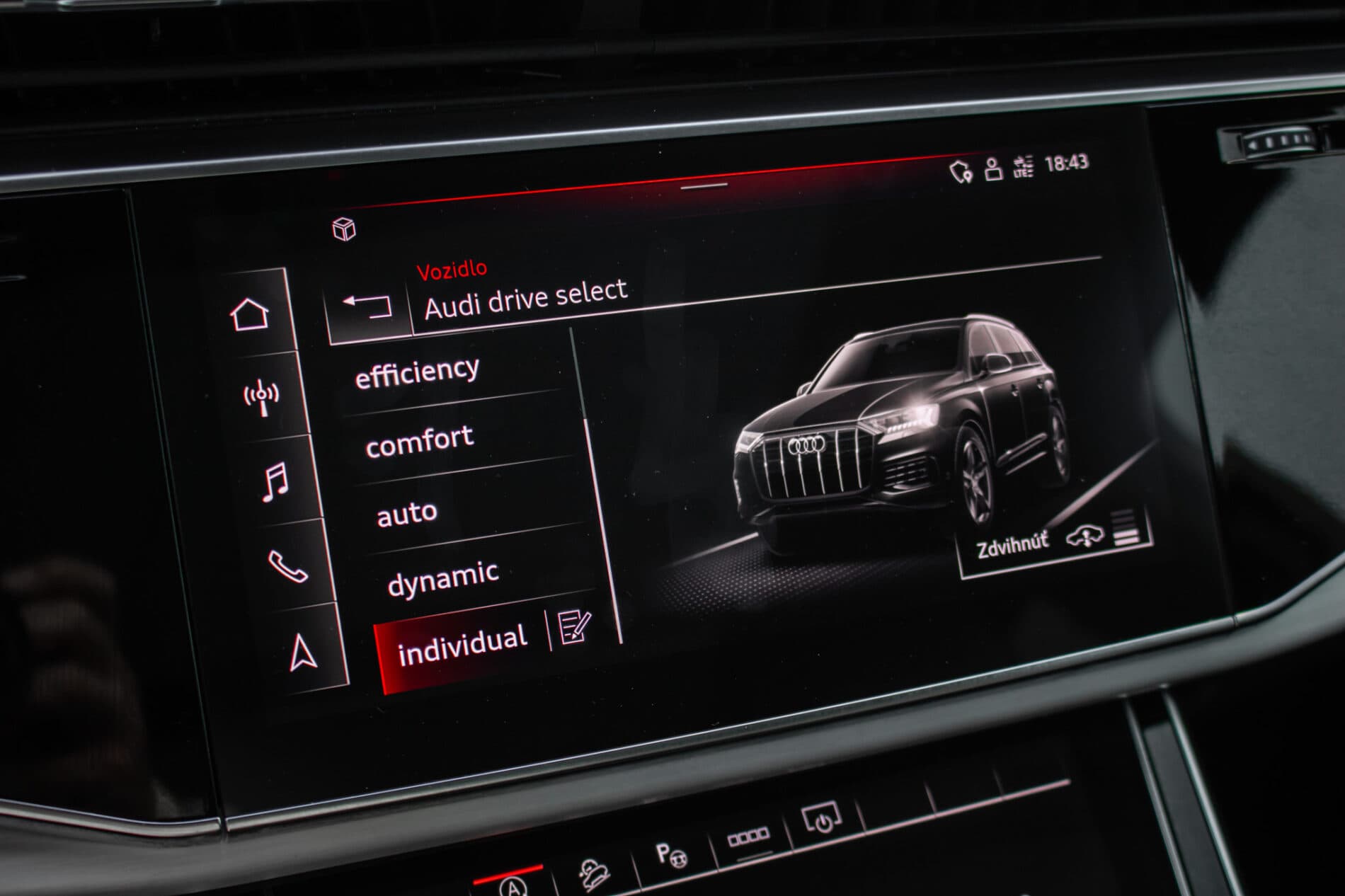 2022 AUDI SQ7, černá suv, 72 106 km