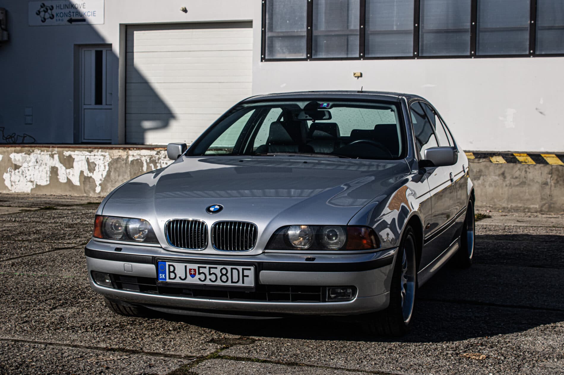 1999 BMW 540i, stříbrná sedan, 270 439 km
