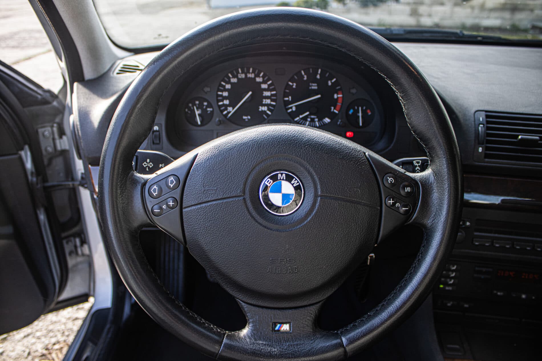 1999 BMW 540i, stříbrná sedan, 270 439 km
