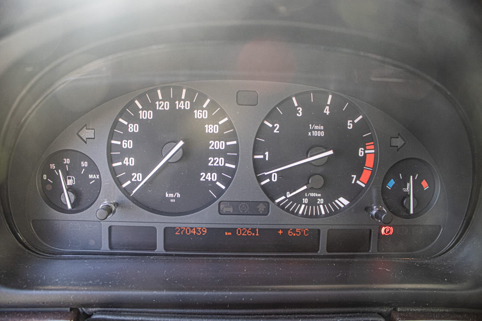 1999 BMW 540i, stříbrná sedan, 270 439 km