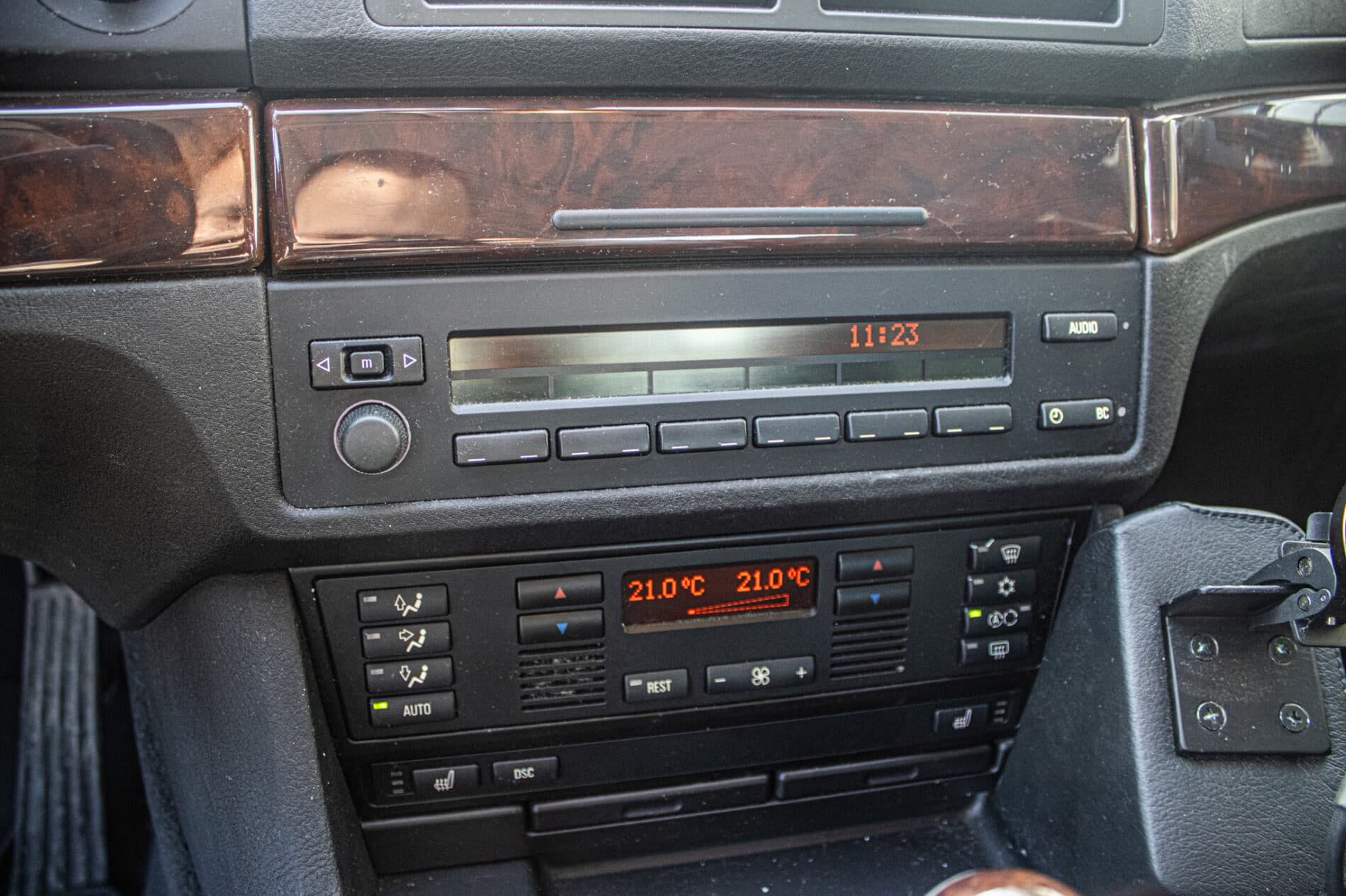 1999 BMW 540i, stříbrná sedan, 270 439 km