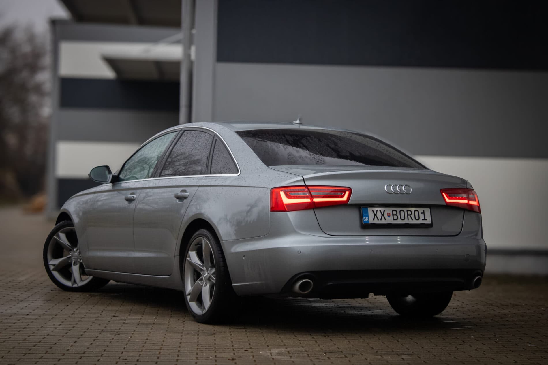 2011 AUDI A6, šedá sedan, 302 428 km