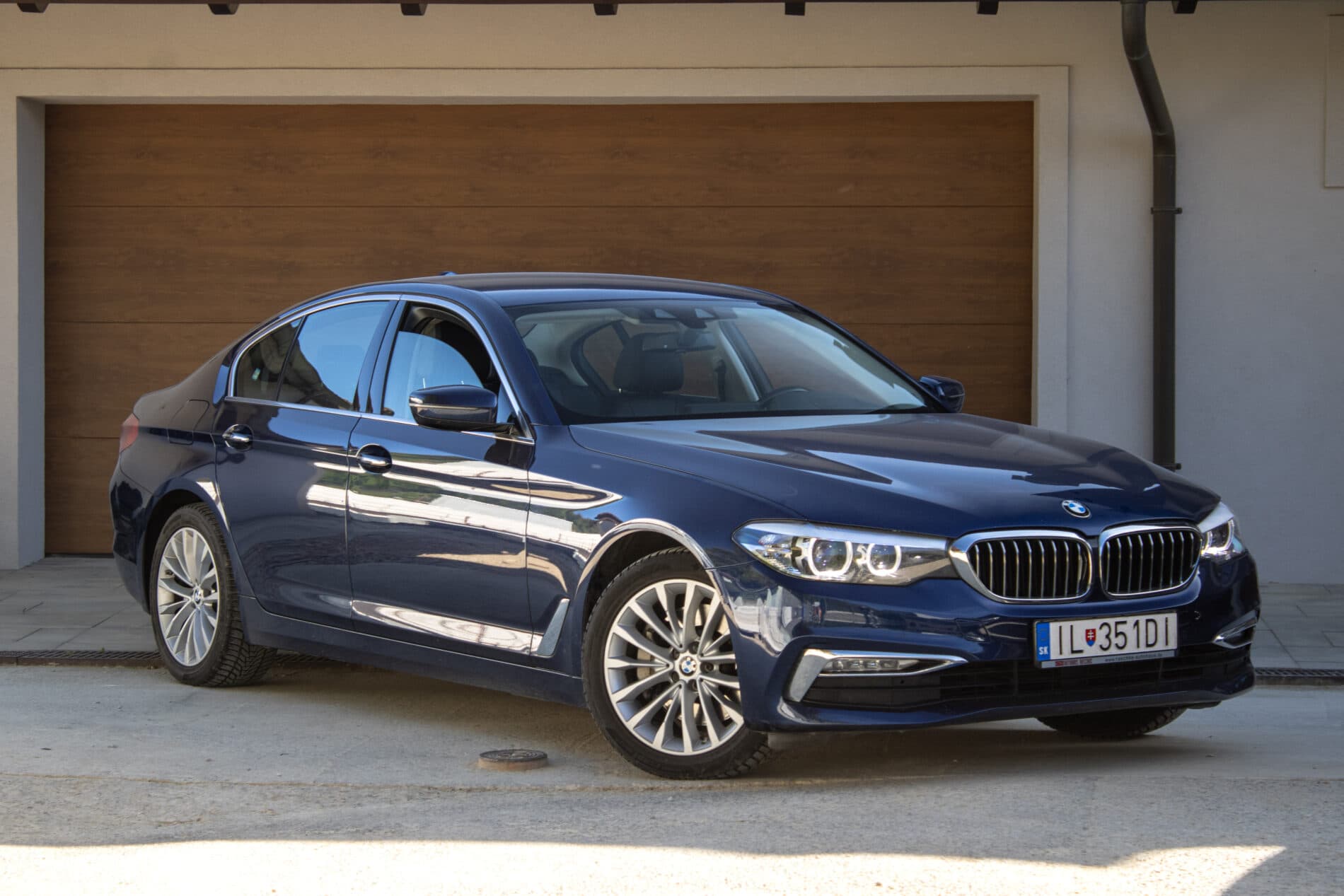 2017 BMW 530d, modrá sedan, 173 848 km