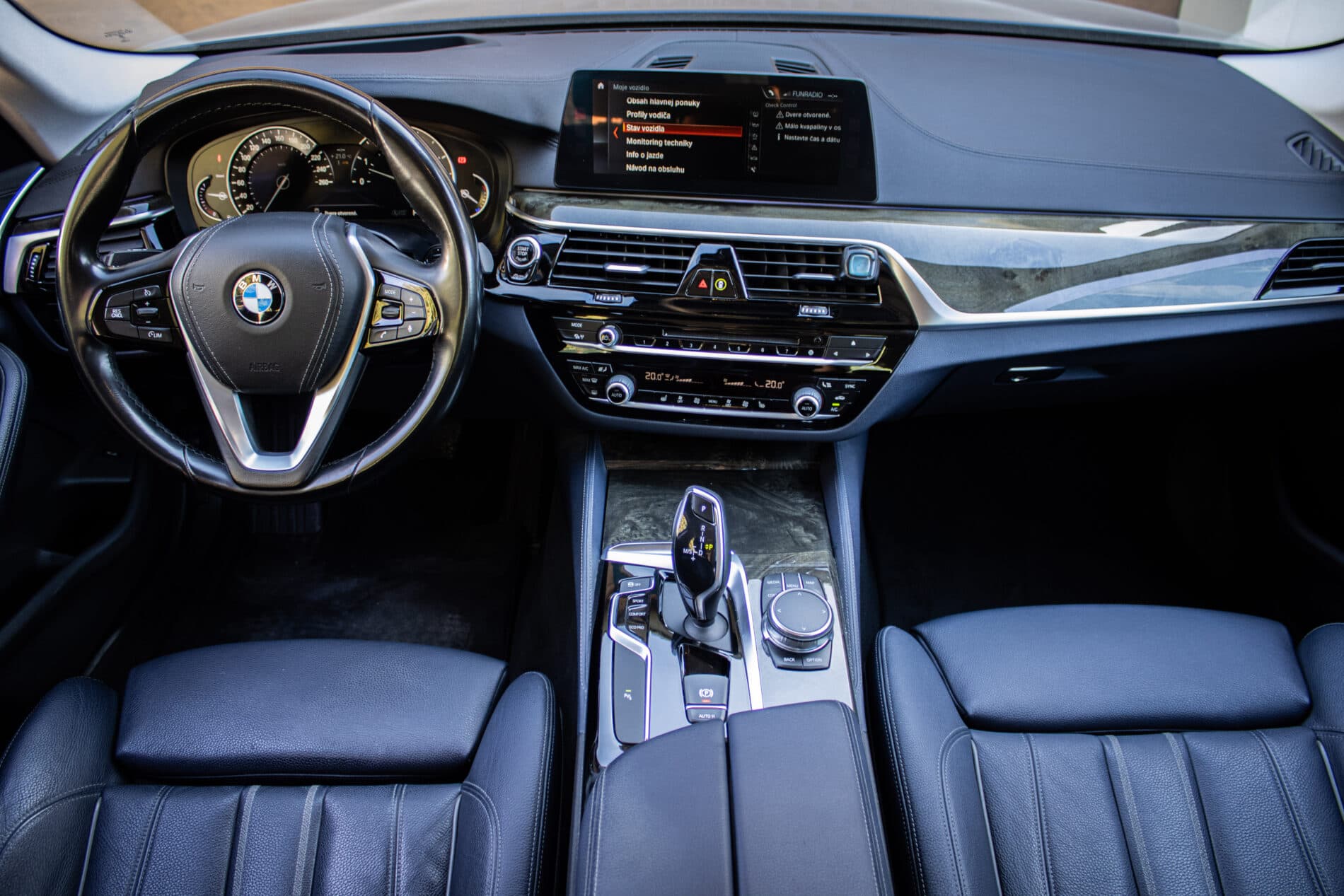 2017 BMW 530d, modrá sedan, 173 848 km