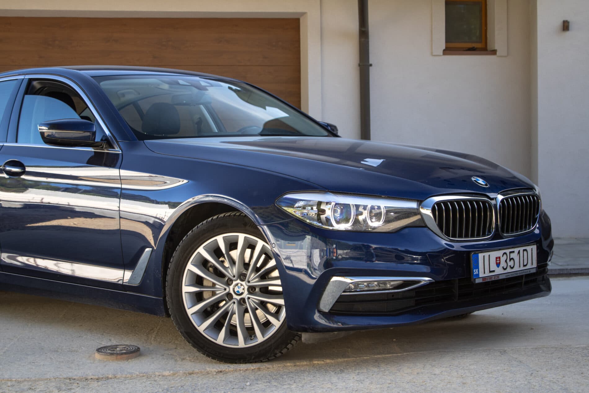 2017 BMW 530d, modrá sedan, 173 848 km