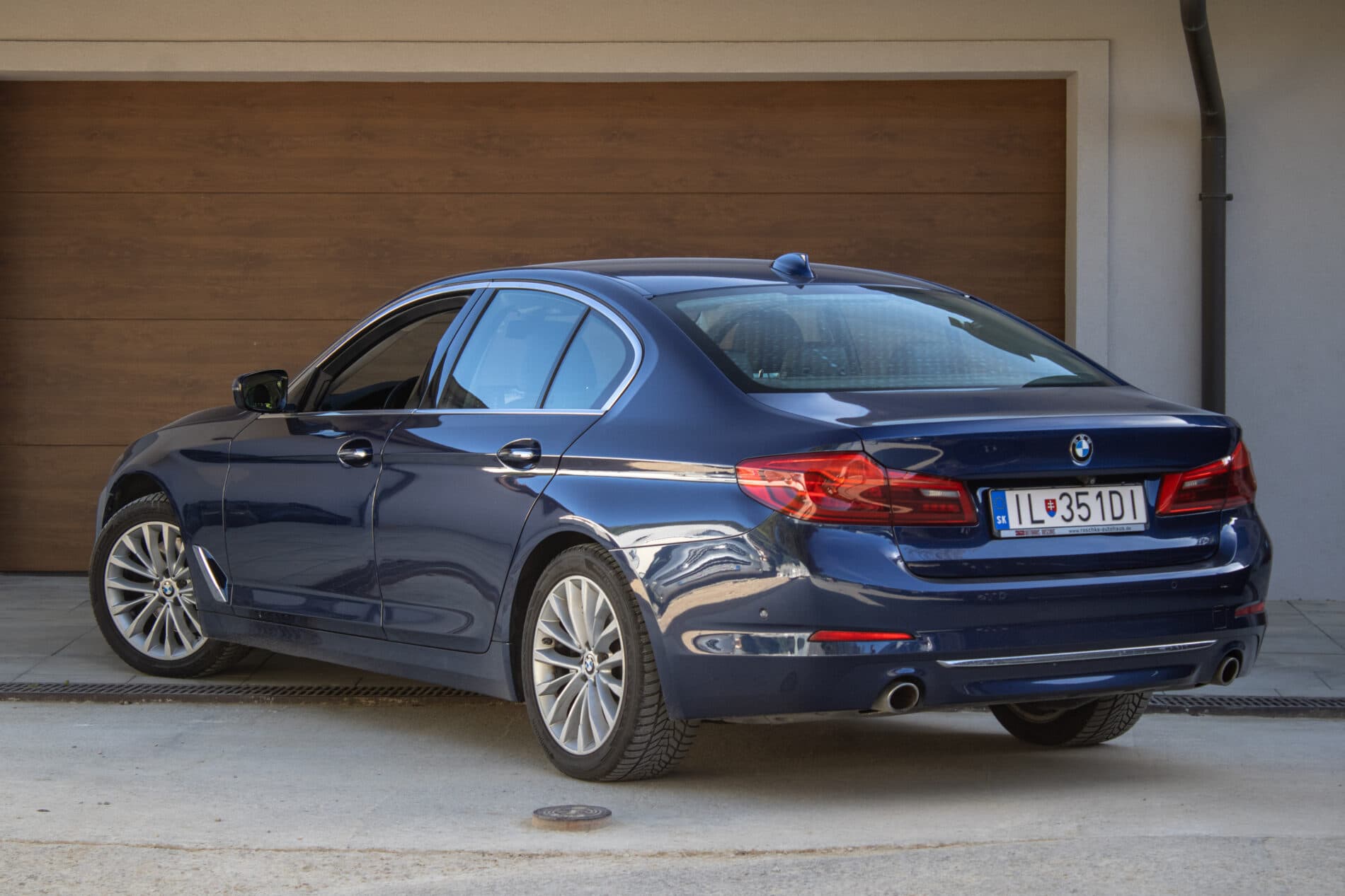 2017 BMW 530d, modrá sedan, 173 848 km