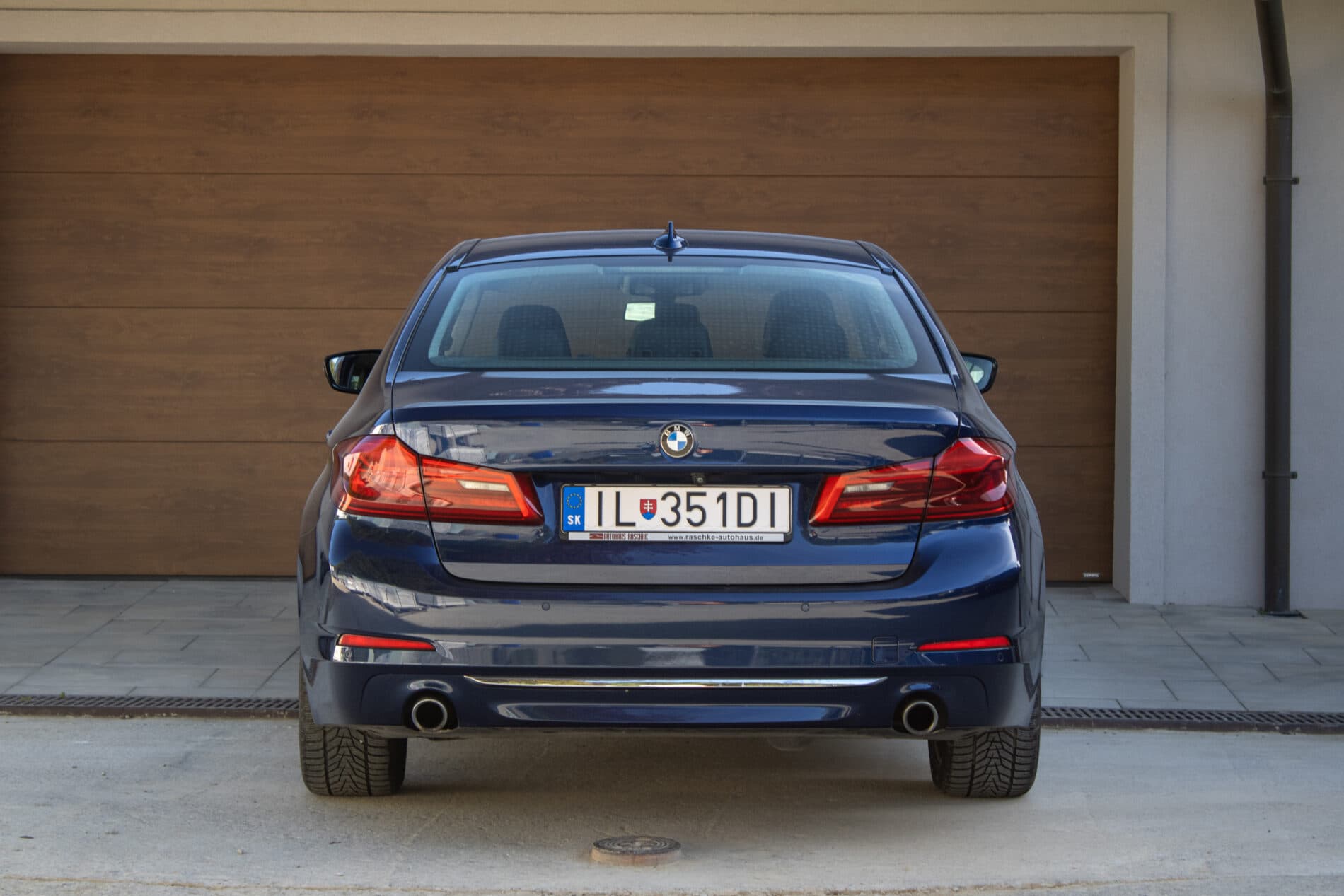2017 BMW 530d, modrá sedan, 173 848 km