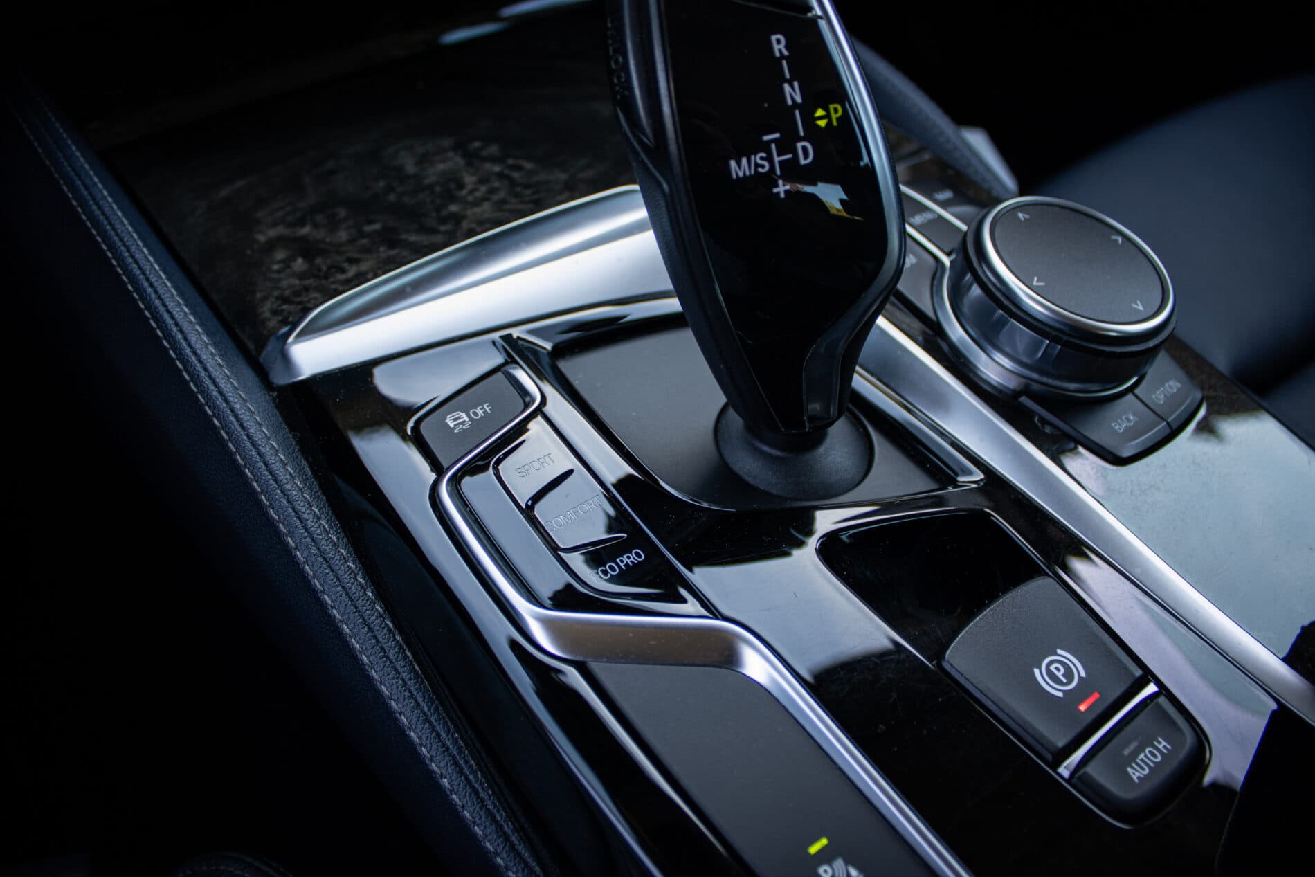 2017 BMW 530d, modrá sedan, 173 848 km
