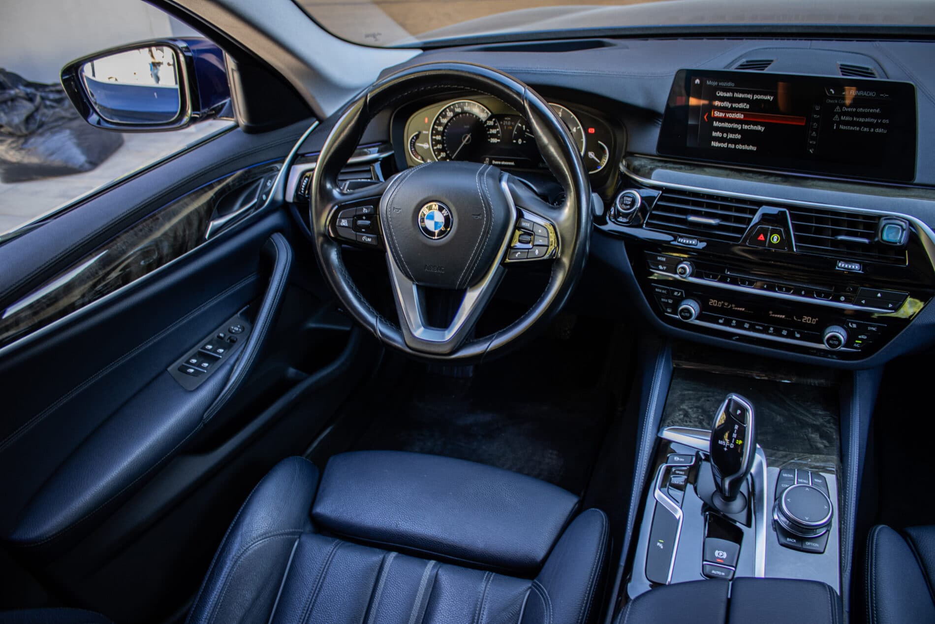 2017 BMW 530d, modrá sedan, 173 848 km
