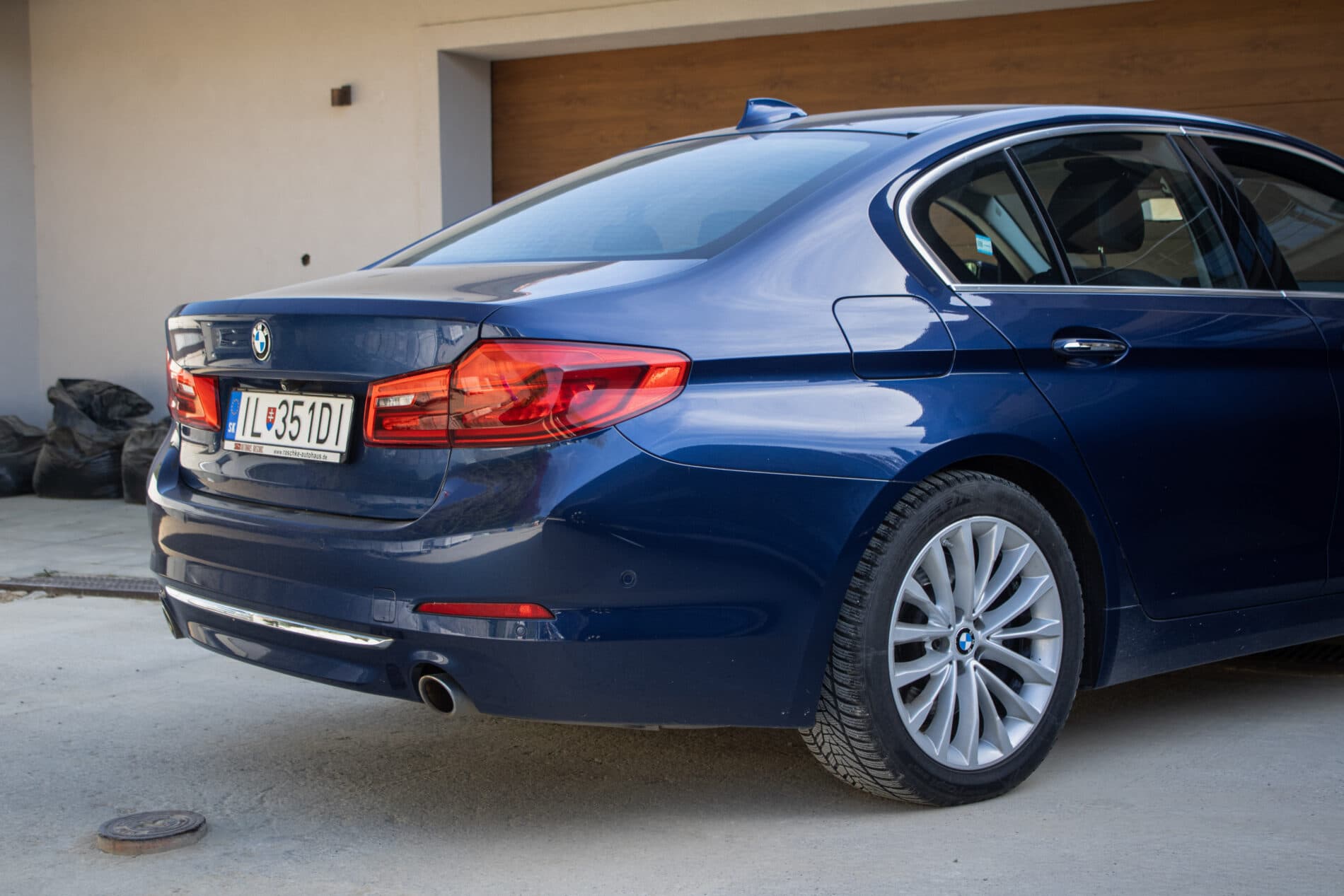 2017 BMW 530d, modrá sedan, 173 848 km