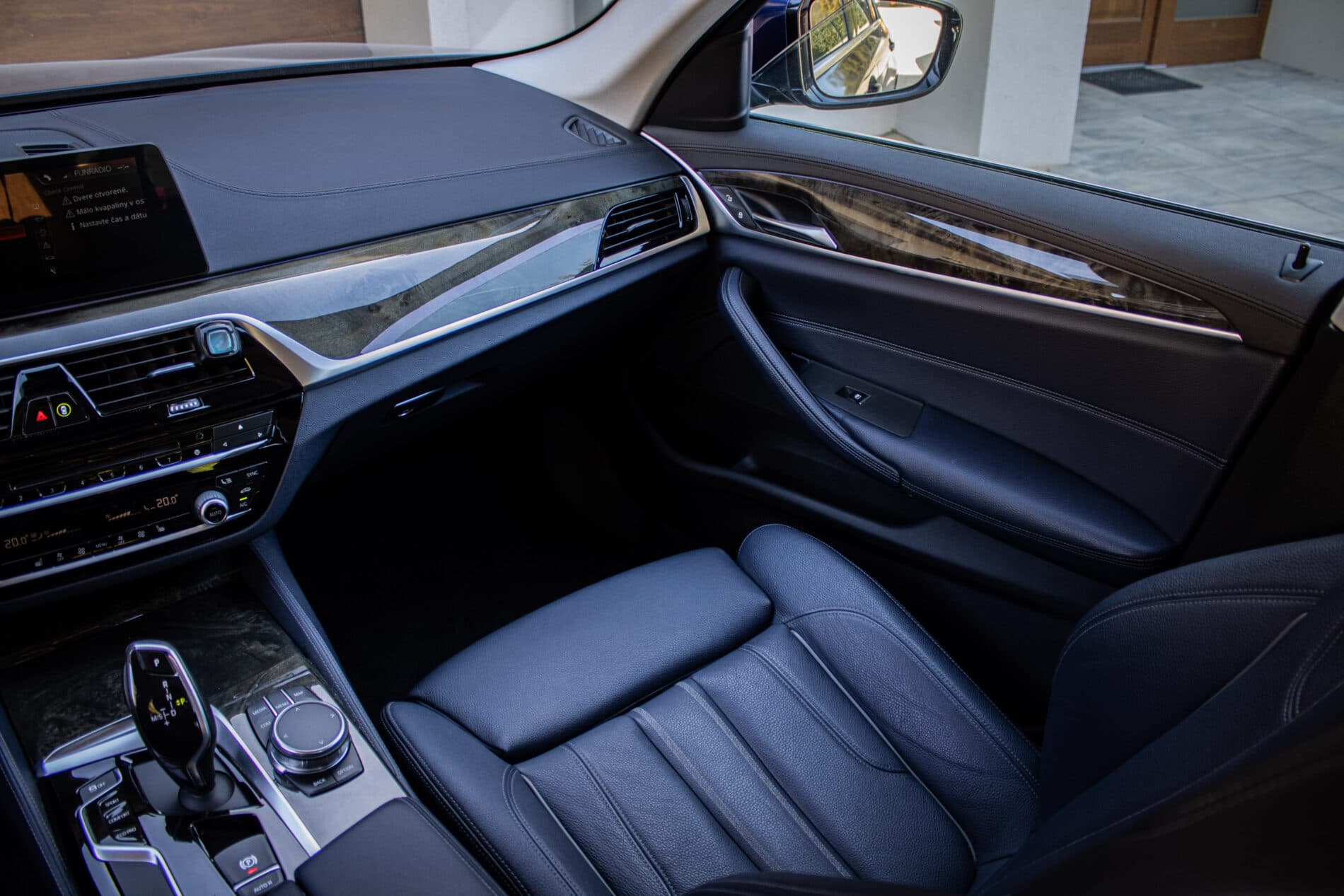 2017 BMW 530d, modrá sedan, 173 848 km