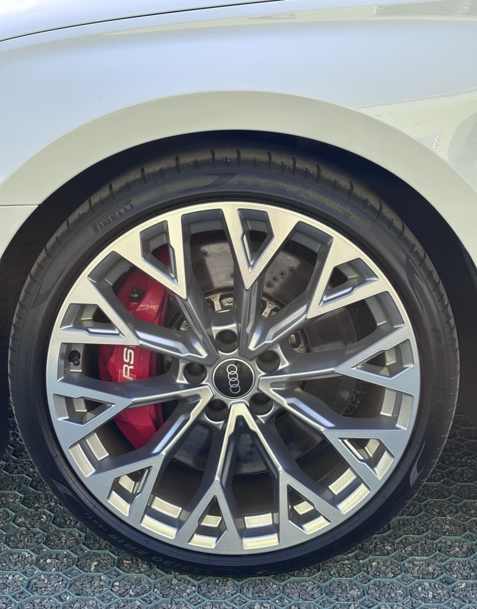 2023 AUDI RS3, bílá hatchback, 56 000 km
