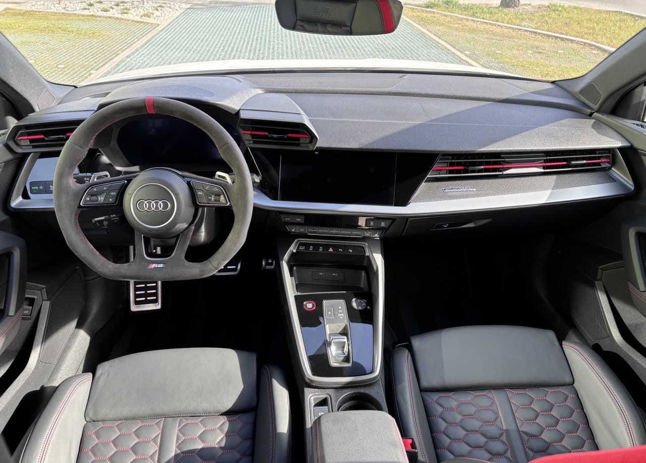 2023 AUDI RS3, bílá hatchback, 56 000 km