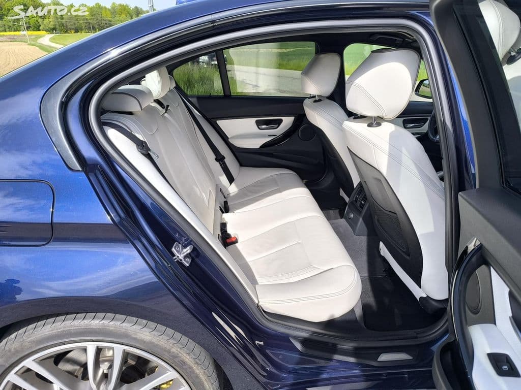 2014 BMW 335i, tmavě modrá sedan, 232 600 km