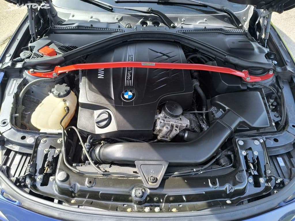 2014 BMW 335i, tmavě modrá sedan, 232 600 km