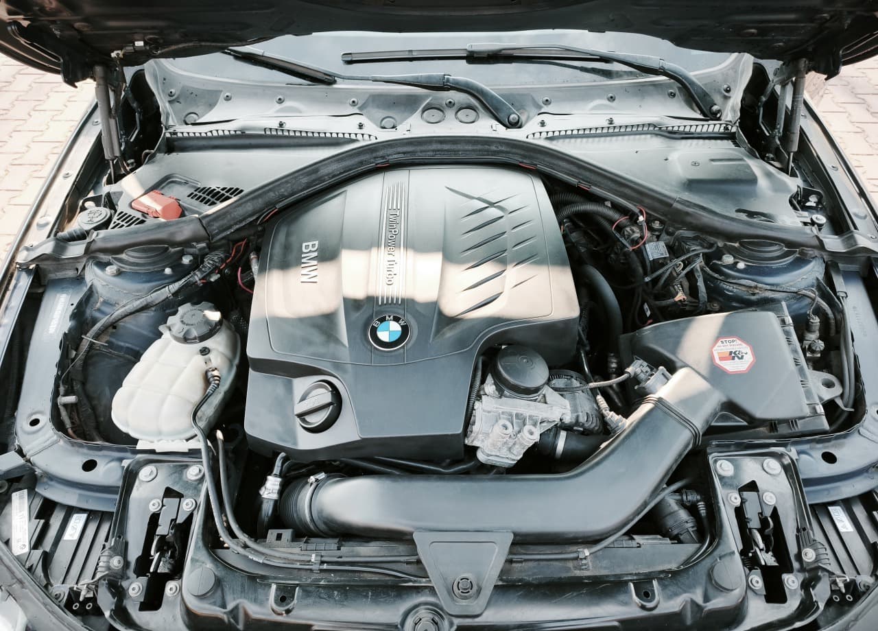 2012 BMW 335i, tmavě modrá sedan, 181 000 km