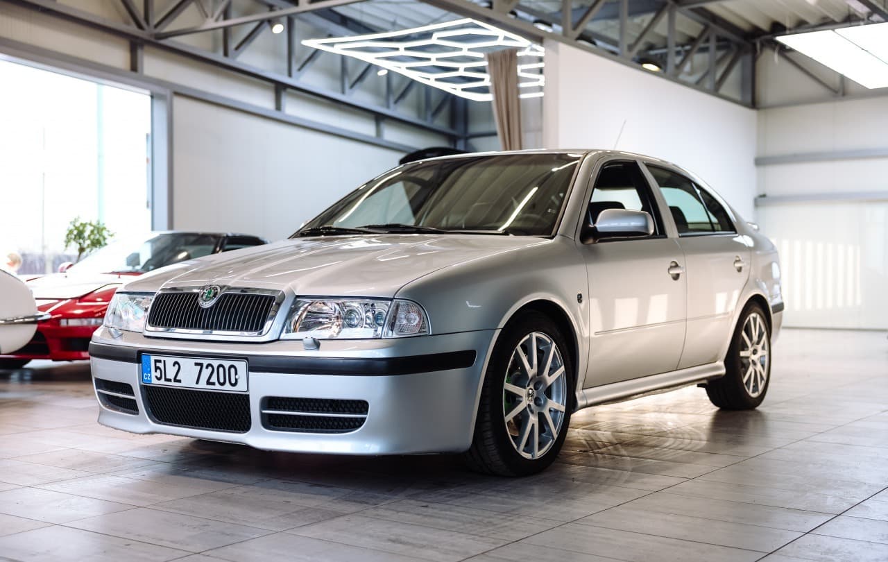 2002 Skoda Octavia RS, stříbrná sedan, 192 200 km