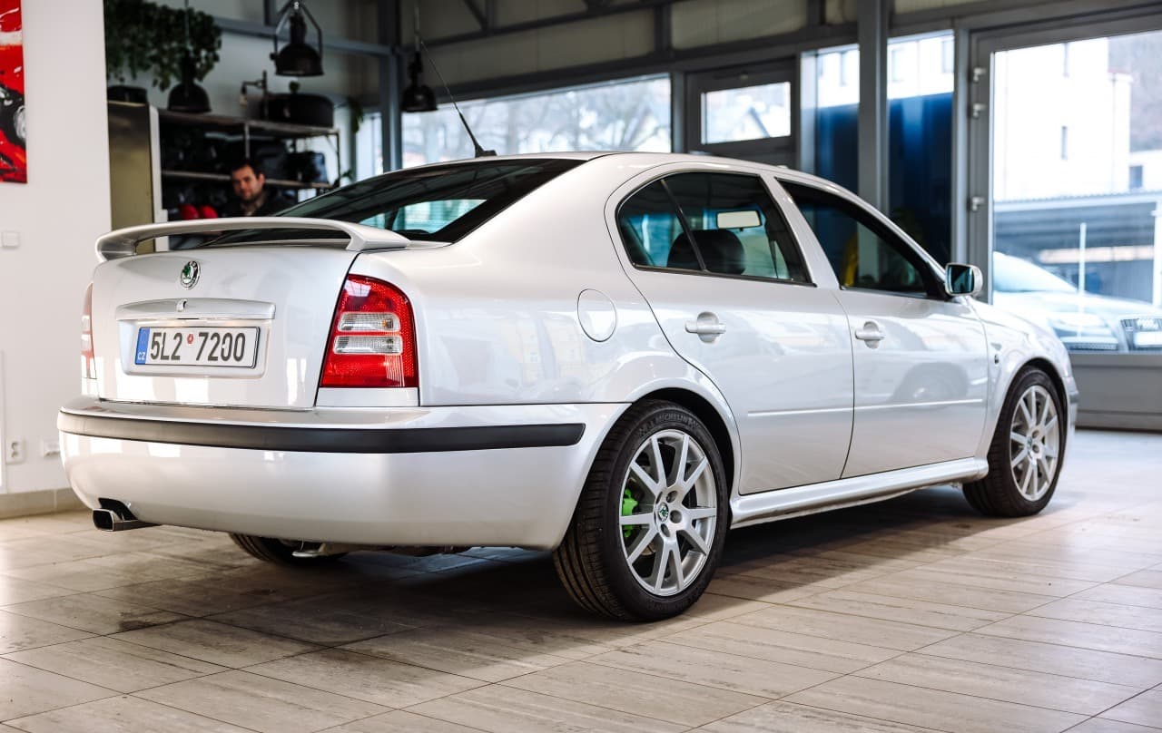 2002 Skoda Octavia RS, stříbrná sedan, 192 200 km