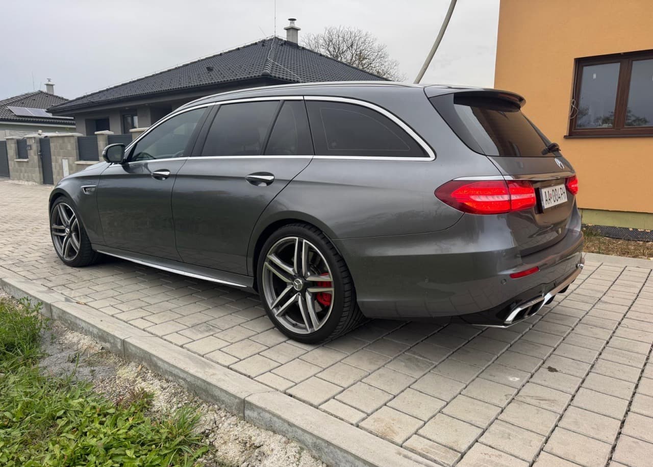 2019 Mercedes-Benz E 63 AMG S, šedá kombi, 189 900 km