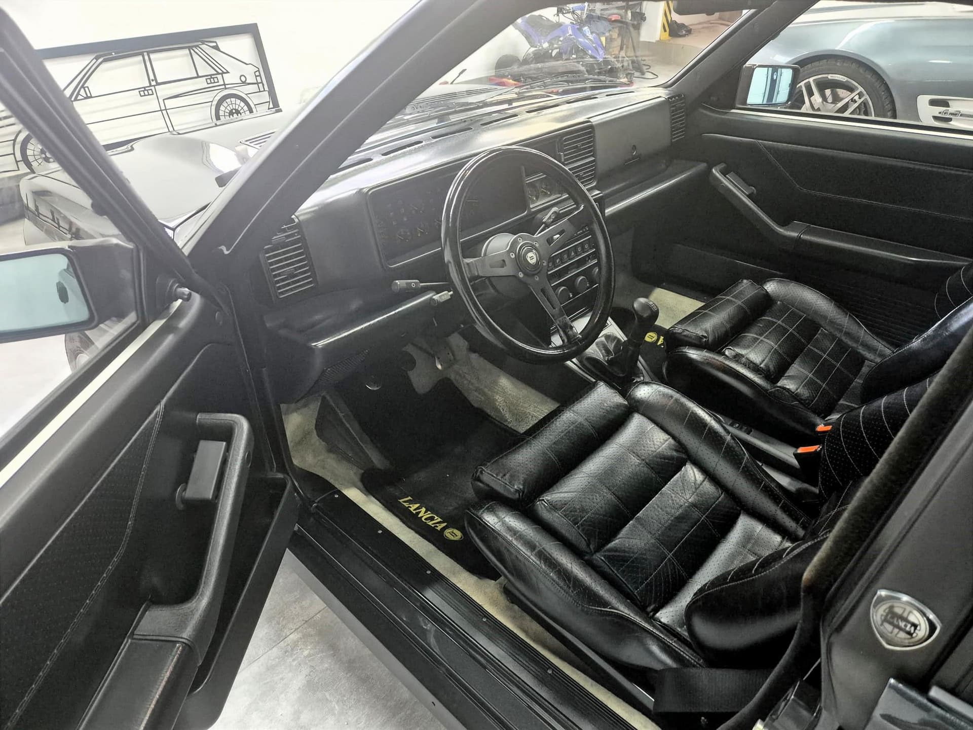 1991 Lancia Delta HF Integrale, černá hatchback, 83 000 km
