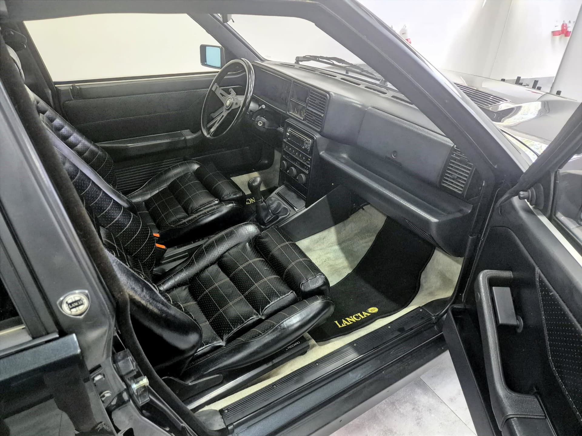 1991 Lancia Delta HF Integrale, černá hatchback, 83 000 km