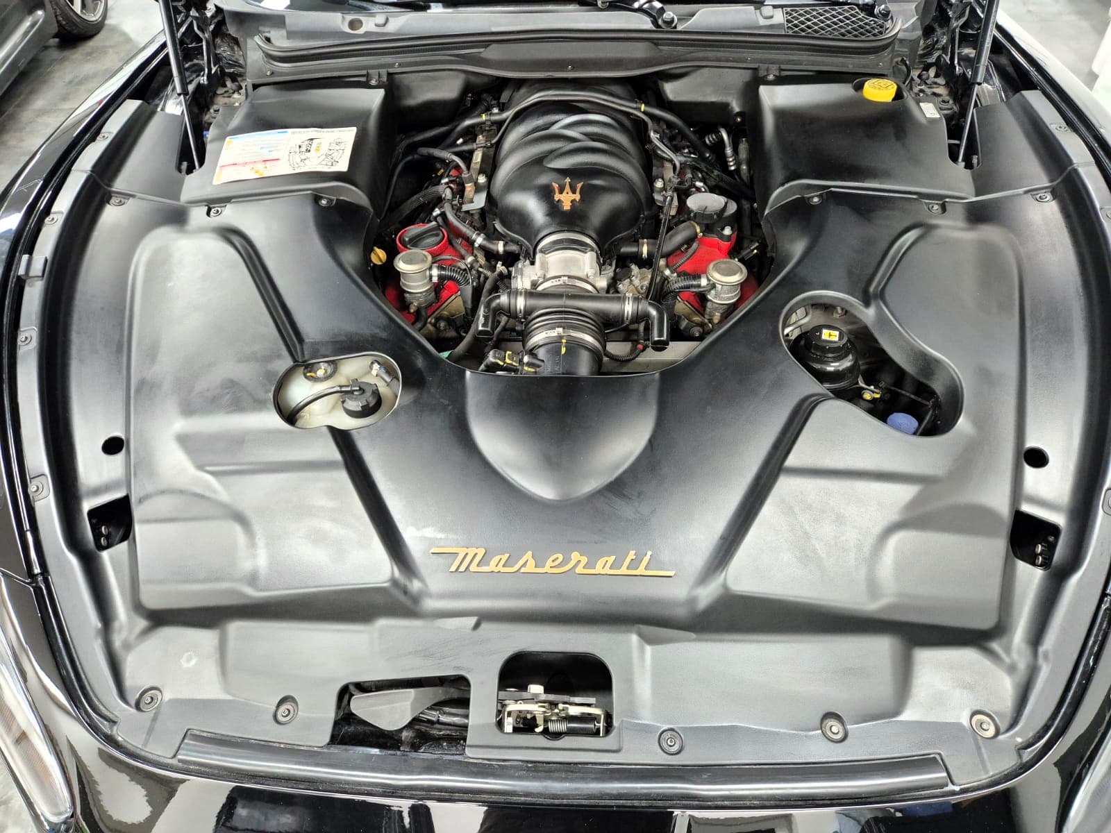 2010 Maserati GranTurismo S, černá kupé, 44 000 km