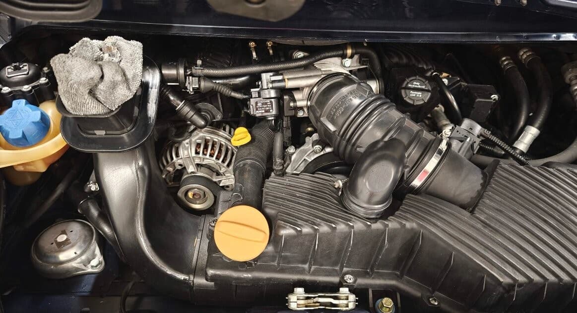 1998 Porsche 996 Carrera / 4, tmavě modrá kupé, 149 000 km