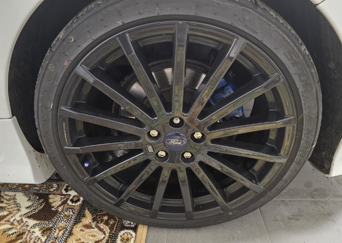 2009 Ford Focus RS, bílá hatchback, 59 000 km
