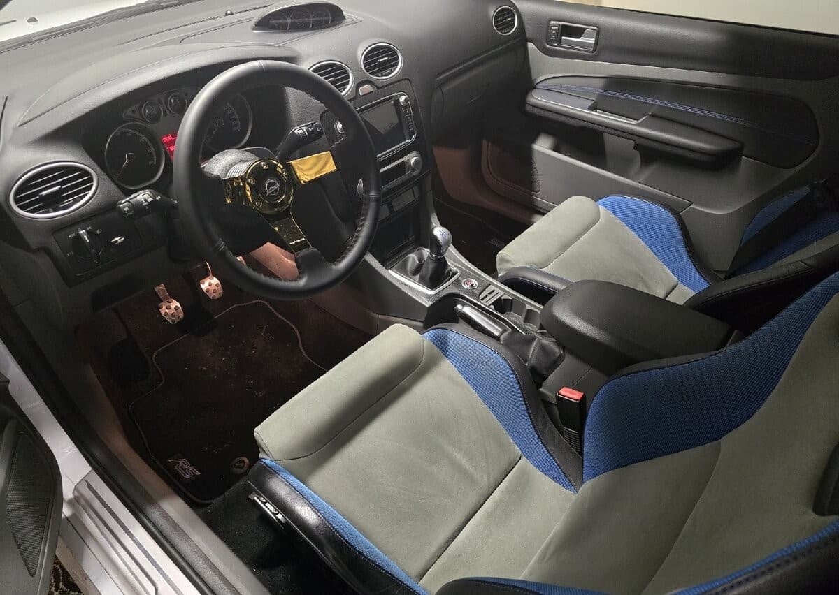 2009 Ford Focus RS, bílá hatchback, 59 000 km
